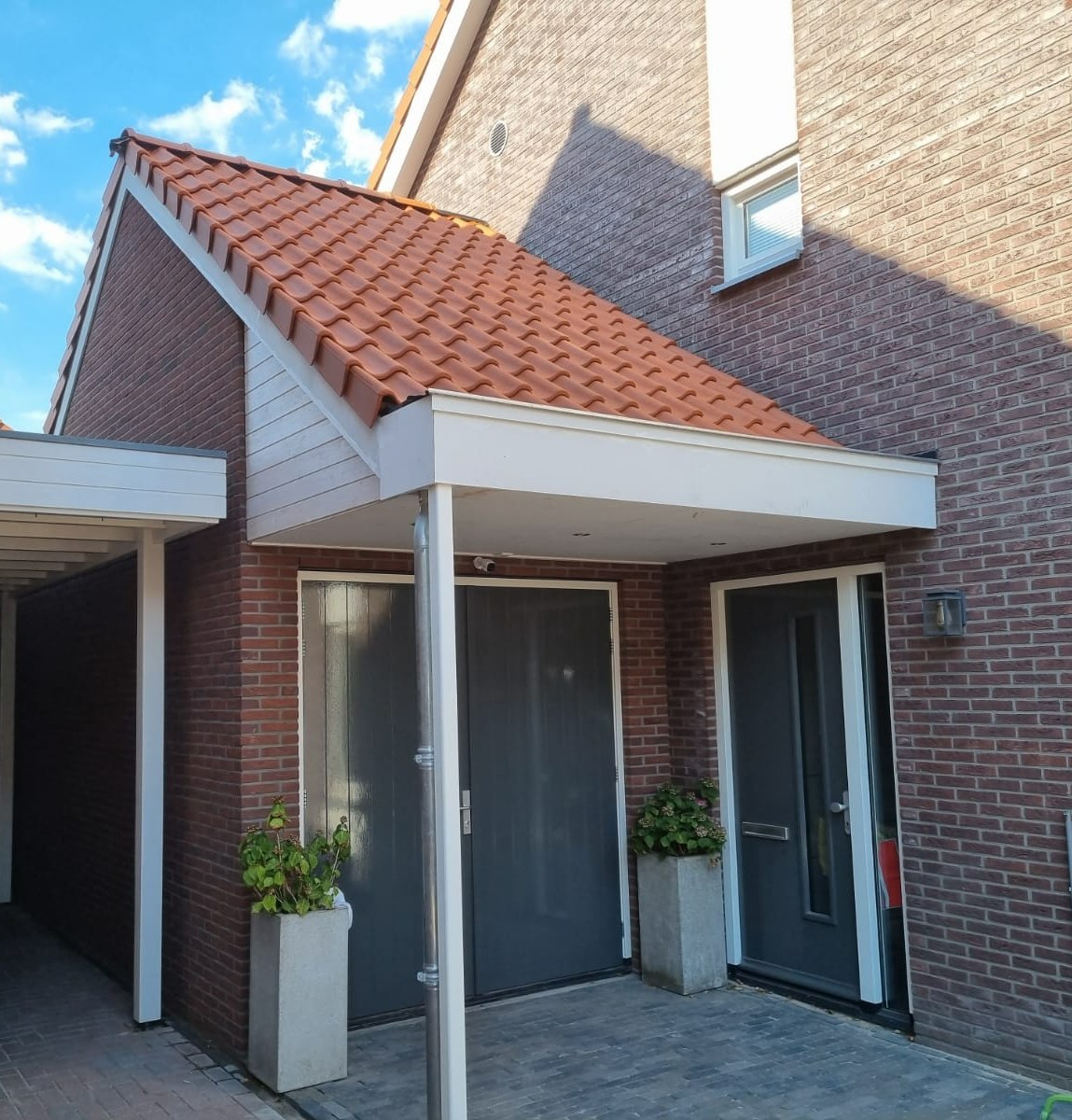 Rode dakpannen terras woning. Dak renovatie