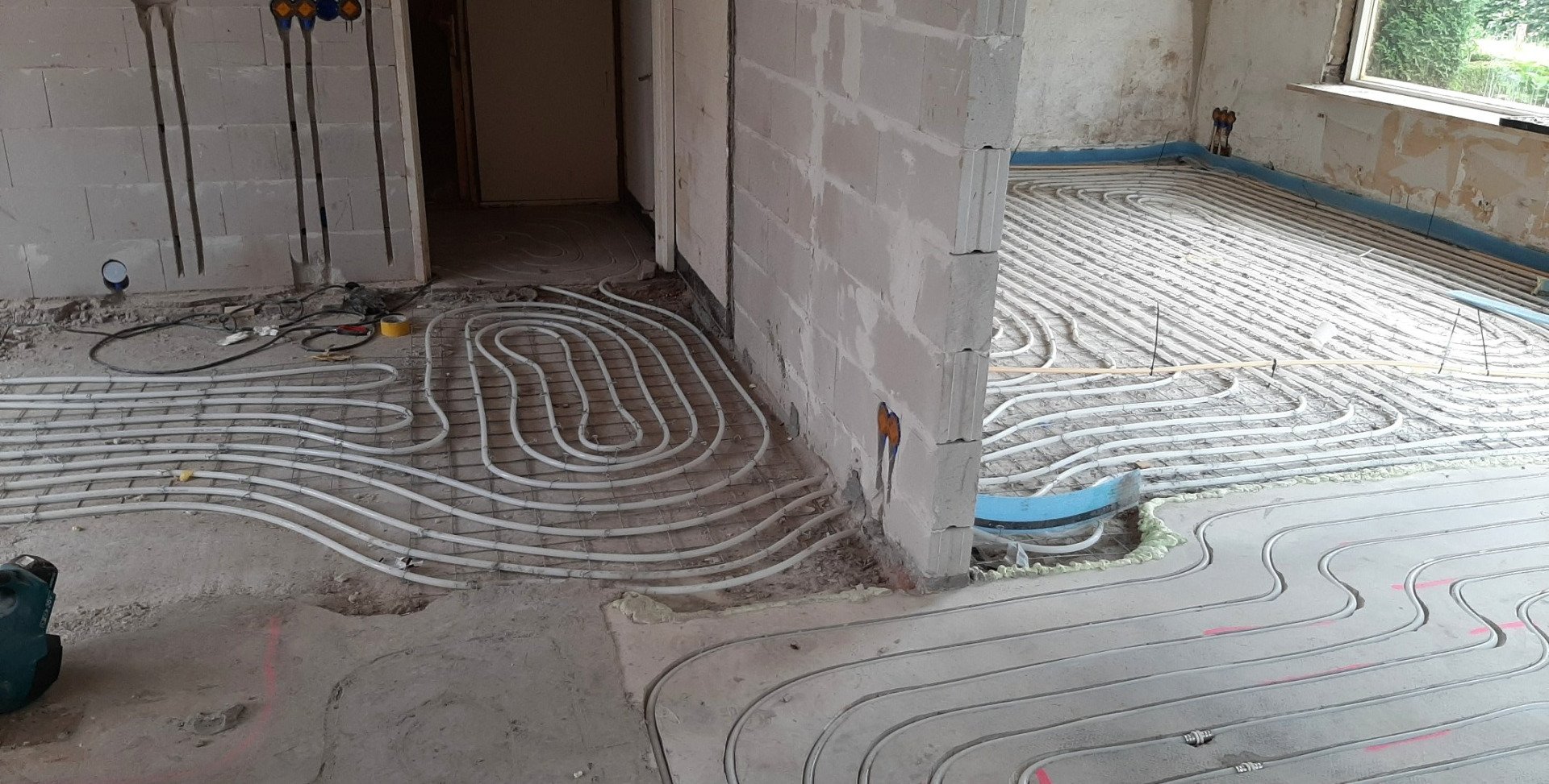 Vloerverwarming aanleg in woning. Vloerverwarmingsysteem en ondervloerse verwarming.