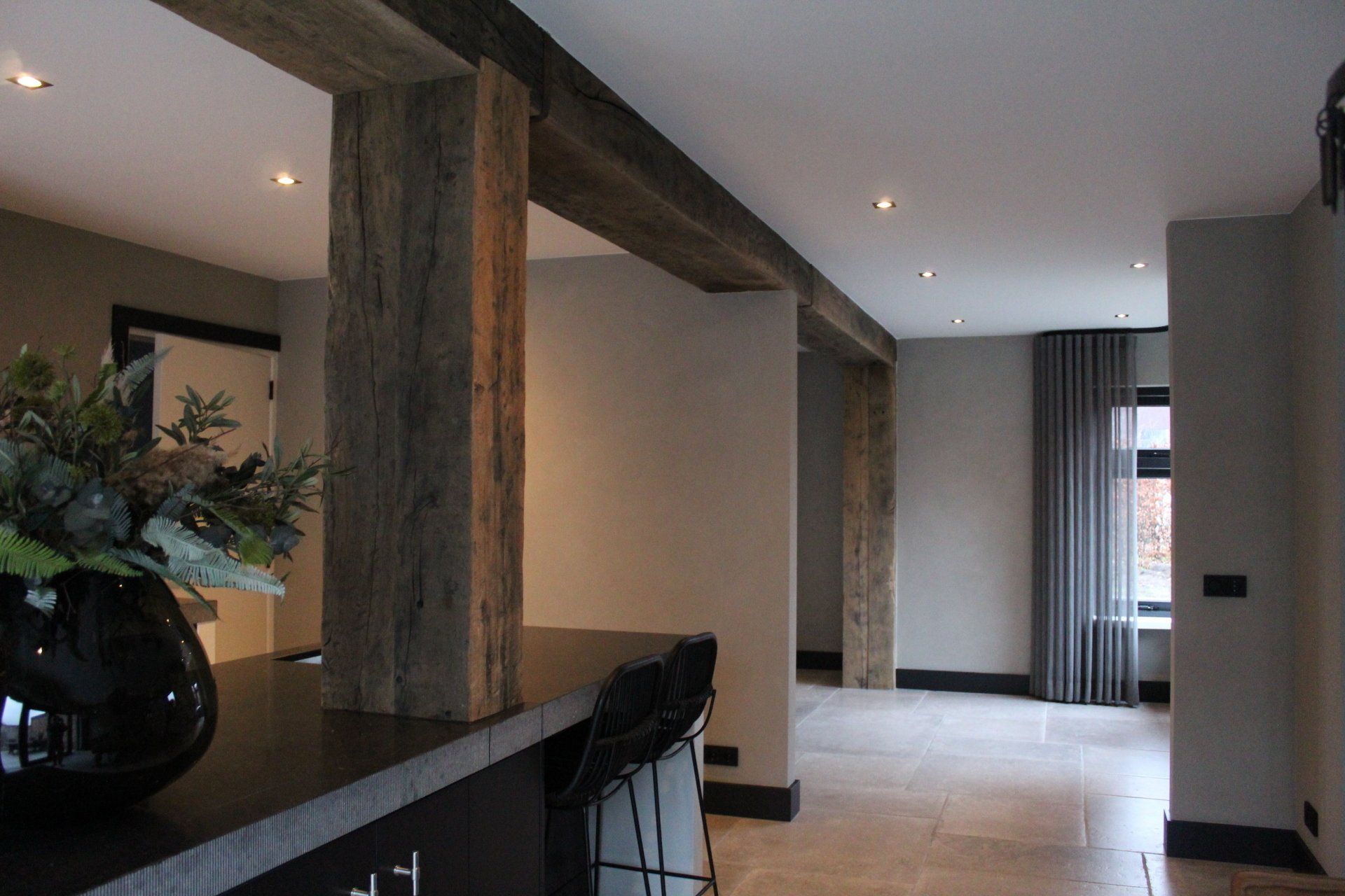 Gerenoveerde modern living in hout