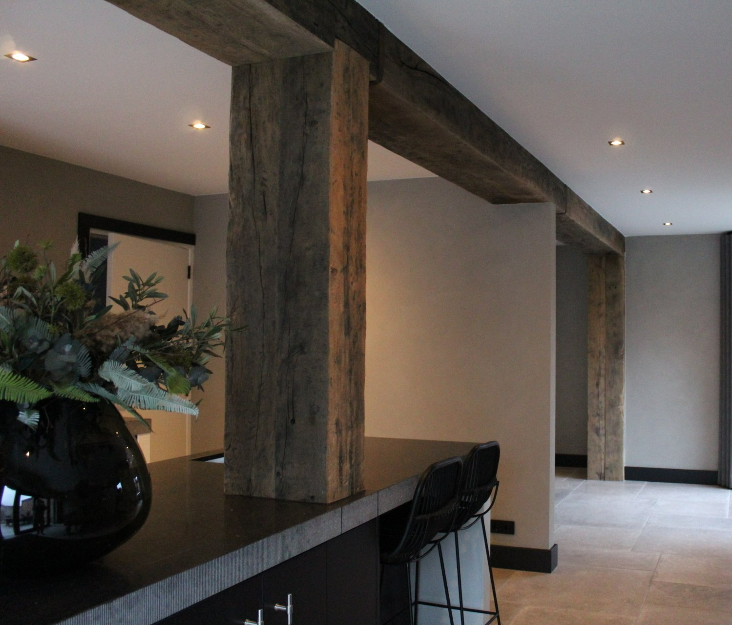 Houten schuur bouwwerk. Aanbouw tuin renovatie.