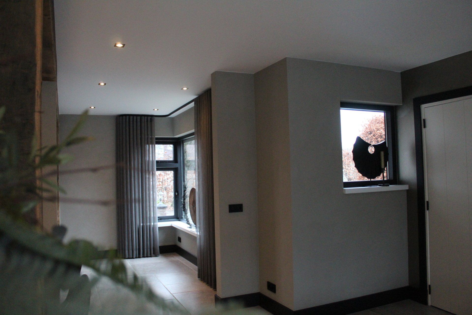 Badkamer renovatie. Ronde spiegel zwart tegels. Interieur verbouwing woning.