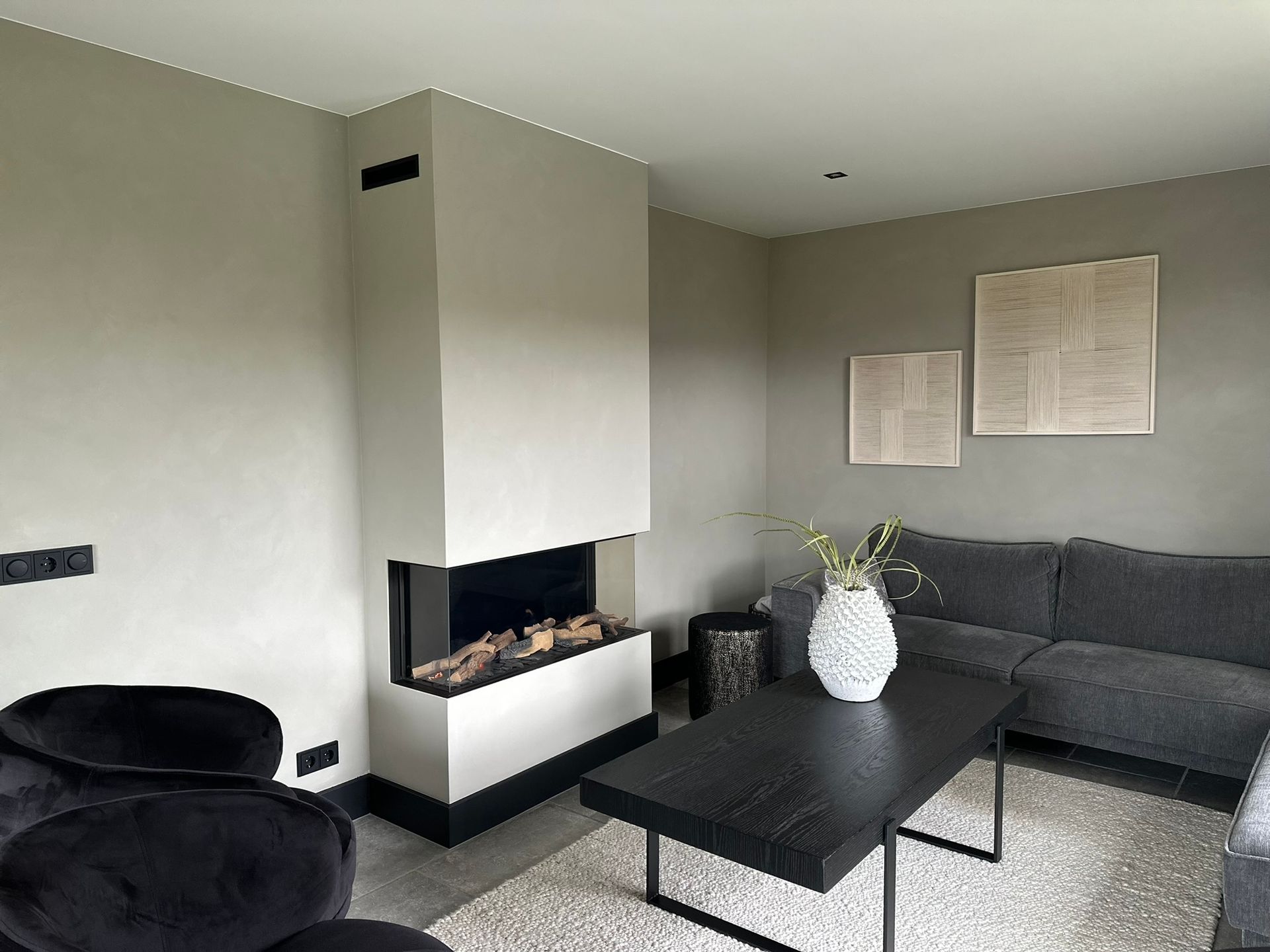 Moderne woonkamer haard grijze muur. Interieur verbouwing afwerking