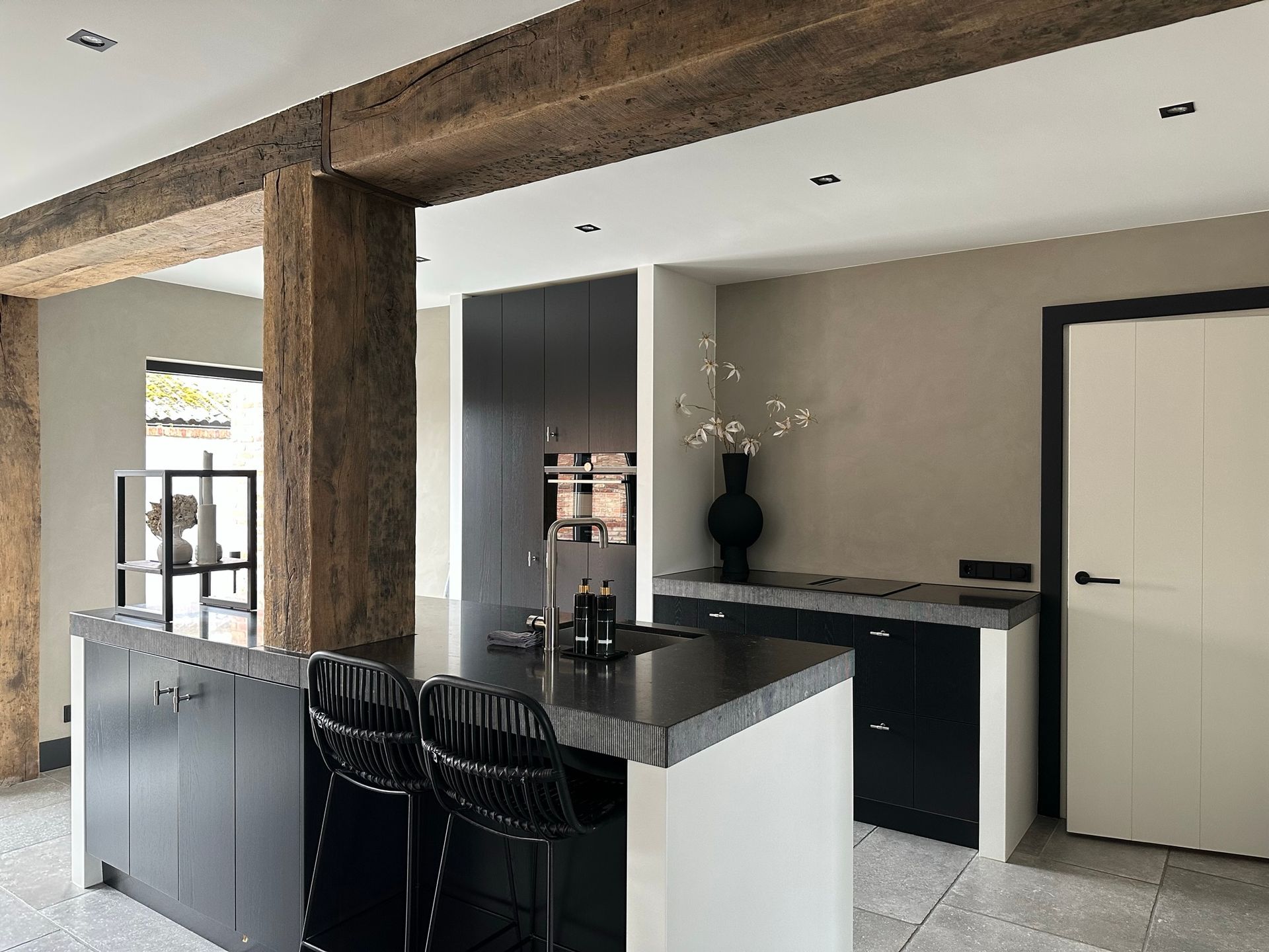 Moderne keuken houten balk zwart. Open ruimte verbouwing