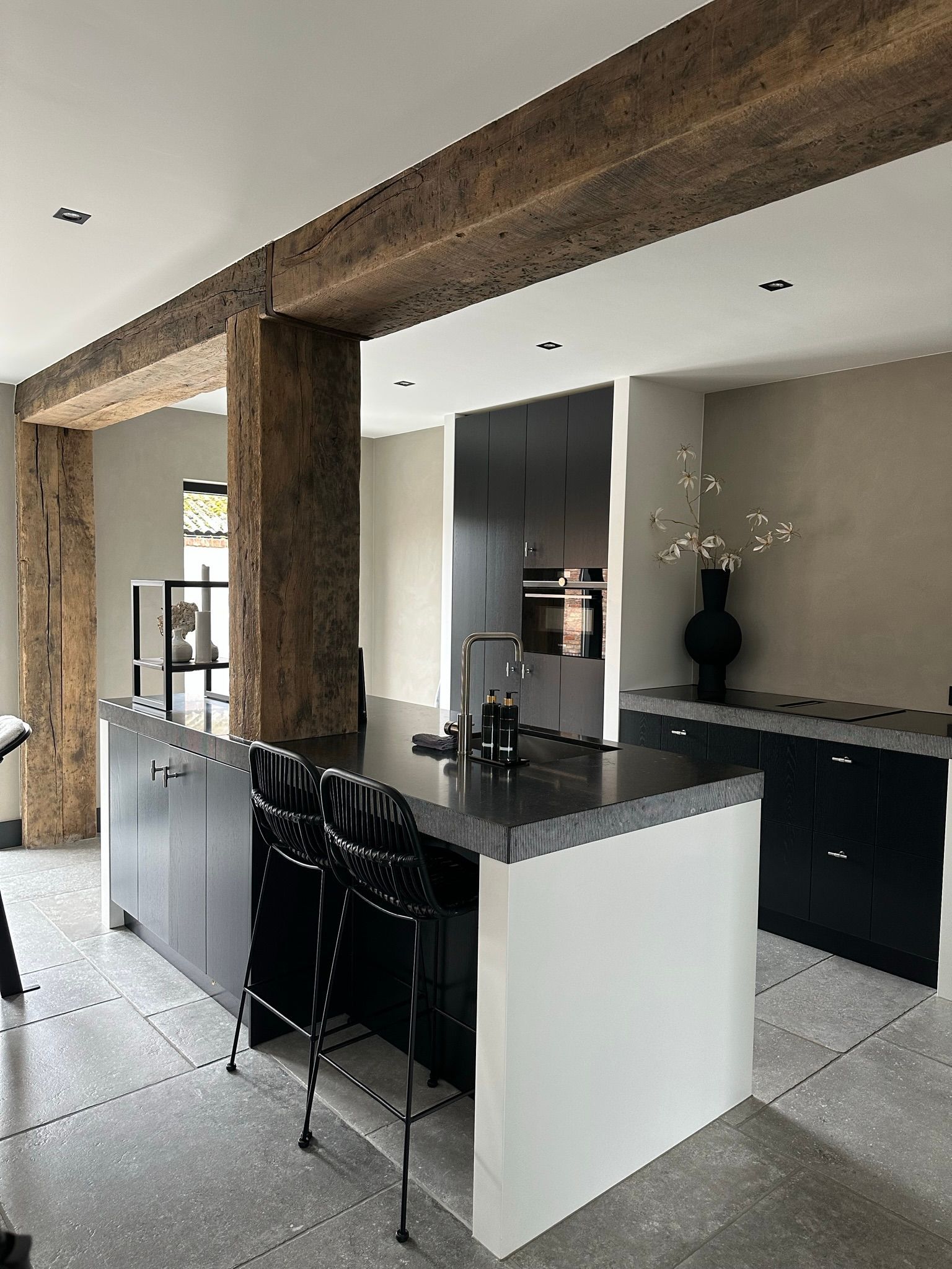 Houten balk interieur modern wit. Verbouwde woonkamer design