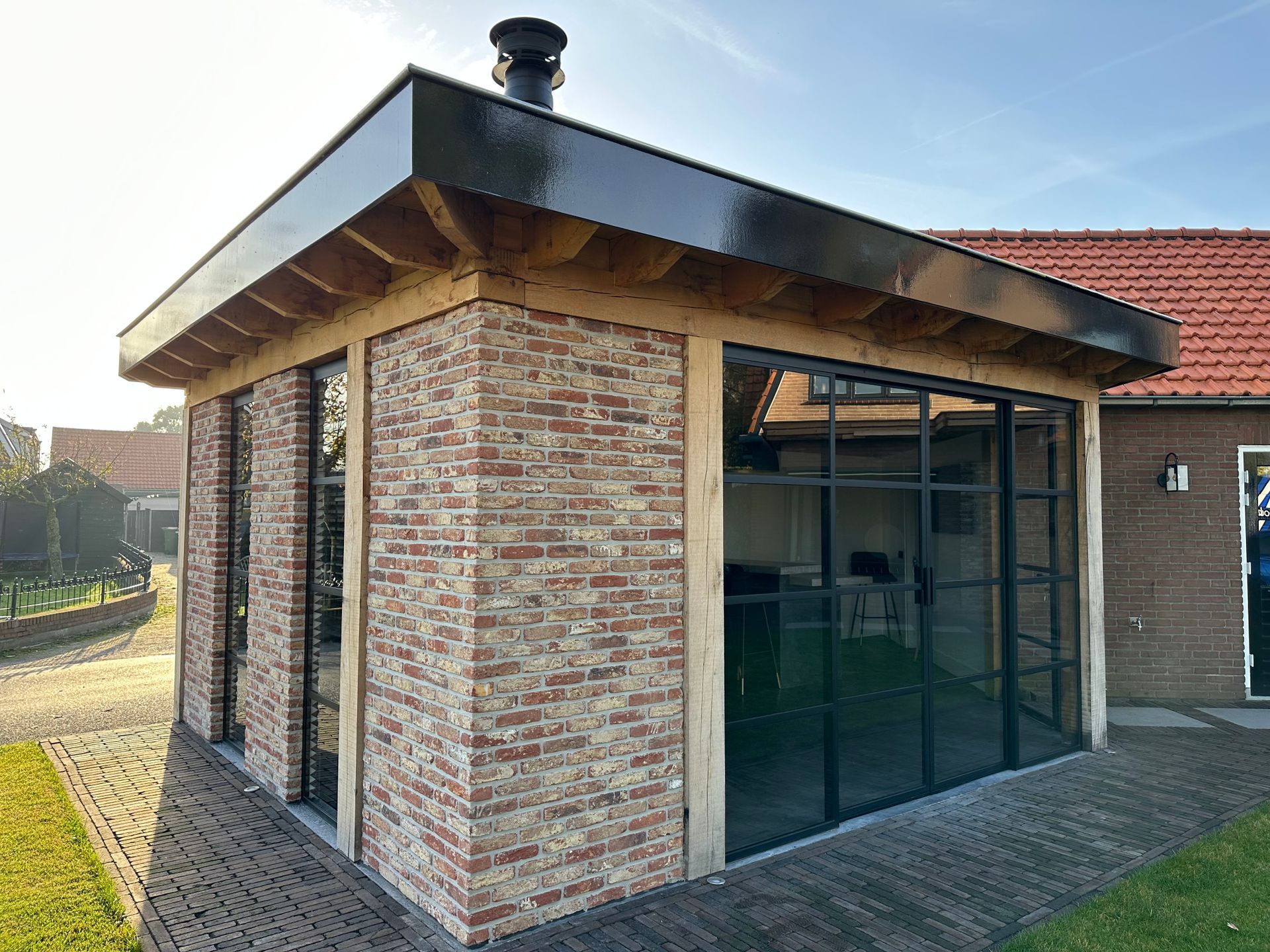 Project moderne woning bakstenen uitbouw met dak. Grote schuifdeur en terras. 