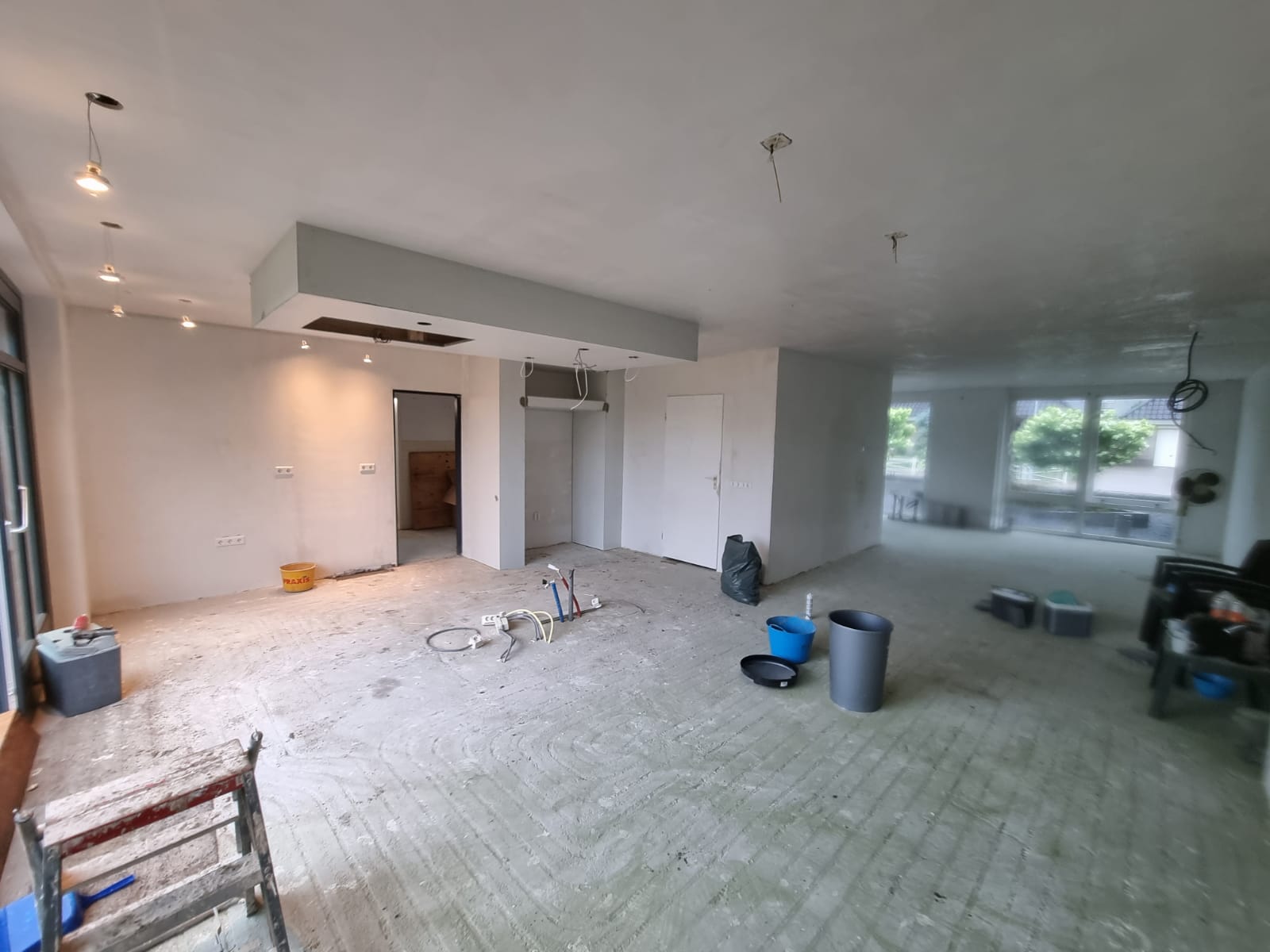 Woonkamer en eetkamer voor renovatie of verbouwing van woning. Moderne aanbouw uitvoering.