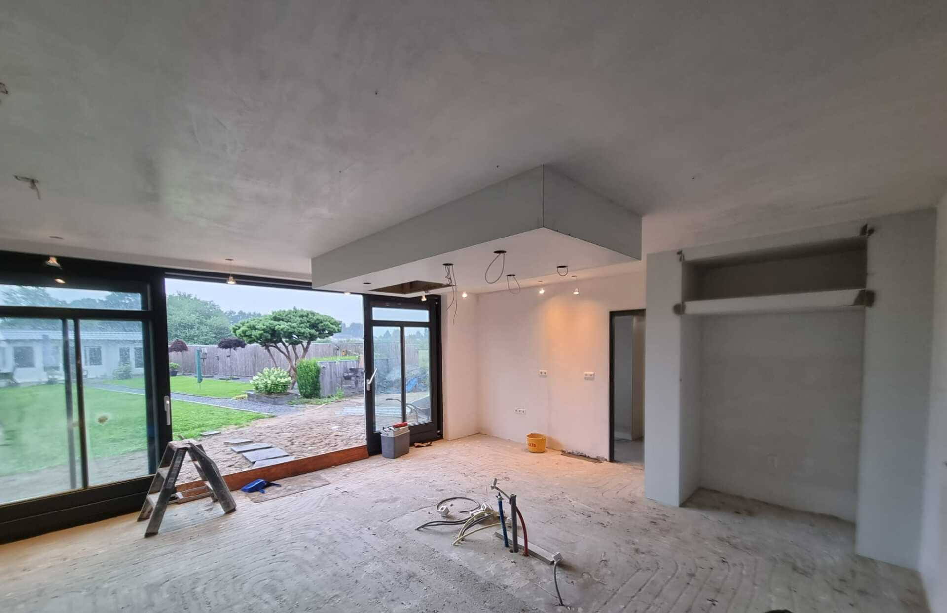 Eetkamer en keukenruimte voor verbouwing van woning in aanbouw. Open plan renovatie.