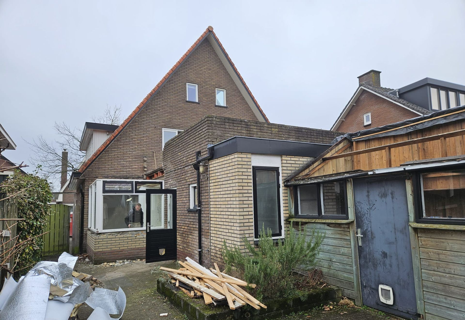 Huisontwerp rendering donkere openslaande deuren. Architectuur ontwerp nieuwbouw woning.