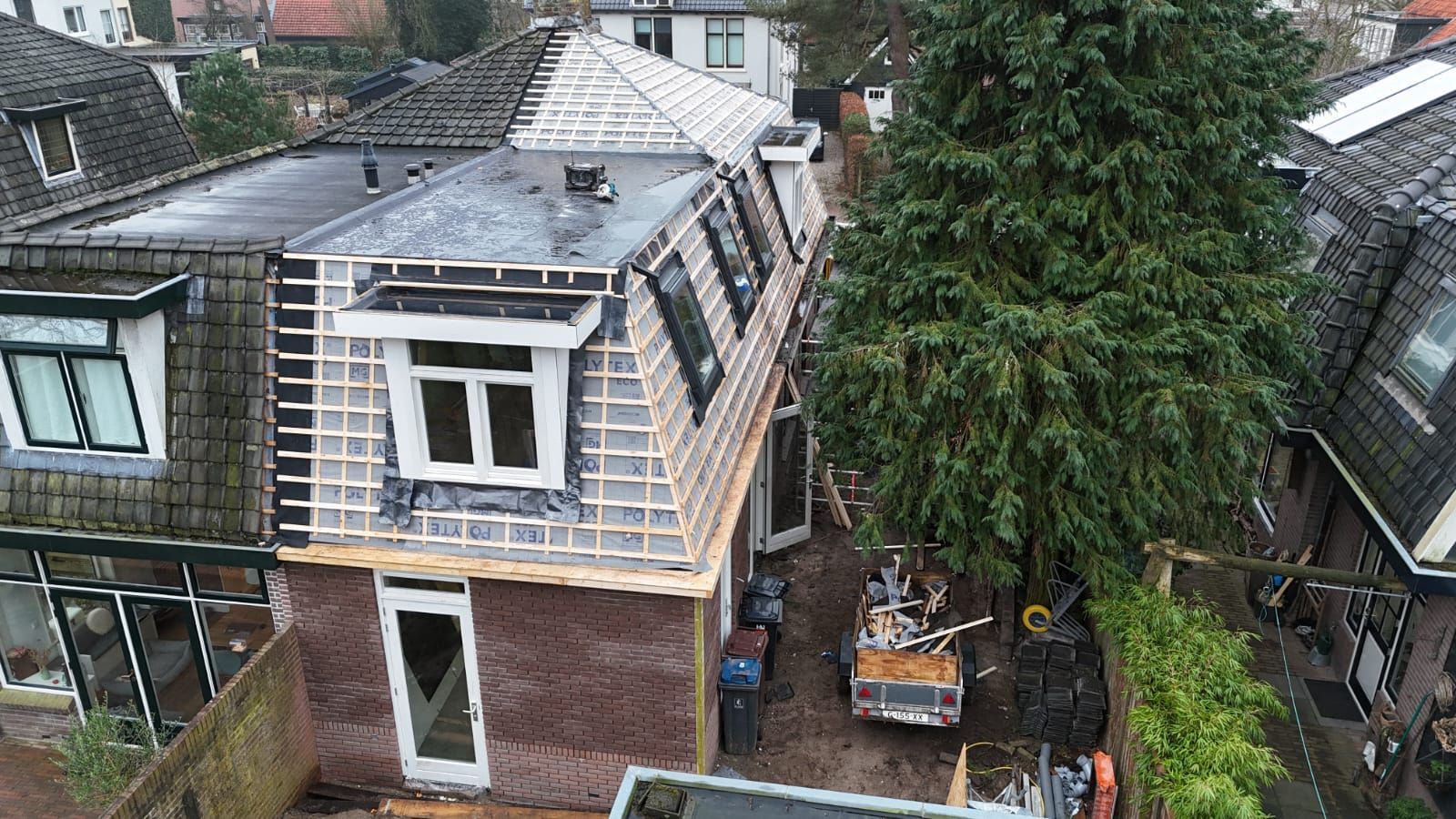 Dakkapelrenovatie voortgang. Woningverbouwing dak gevelwerk afwerking