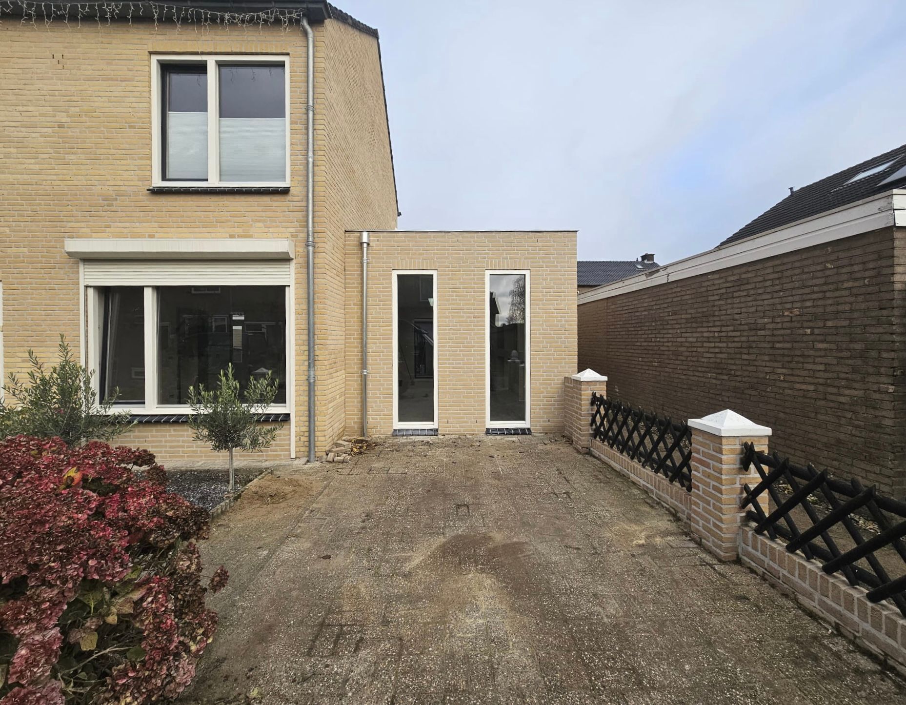Woningaanbouw modern ontwerp. Woning uitbreiding bakstenen verbouwing