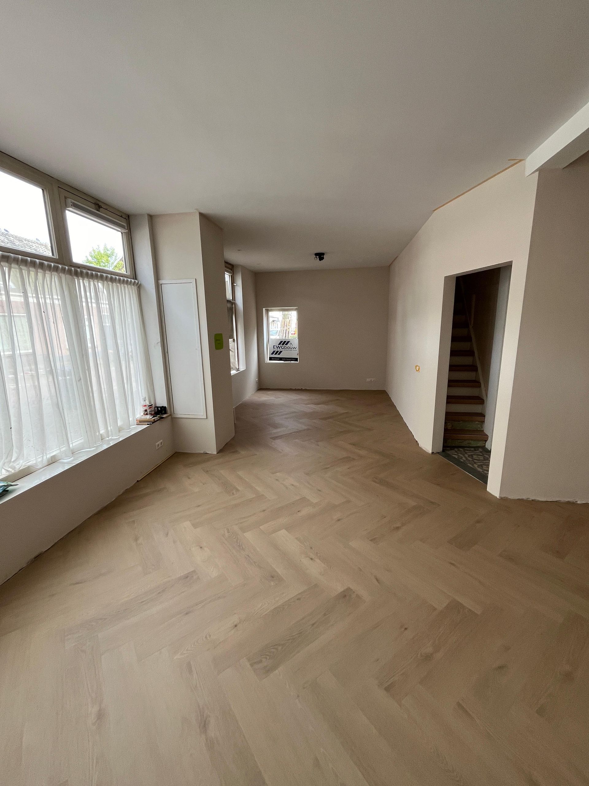 Interieur plafondwerk gang. Woningverbouwing gang renovatie schilderwerk