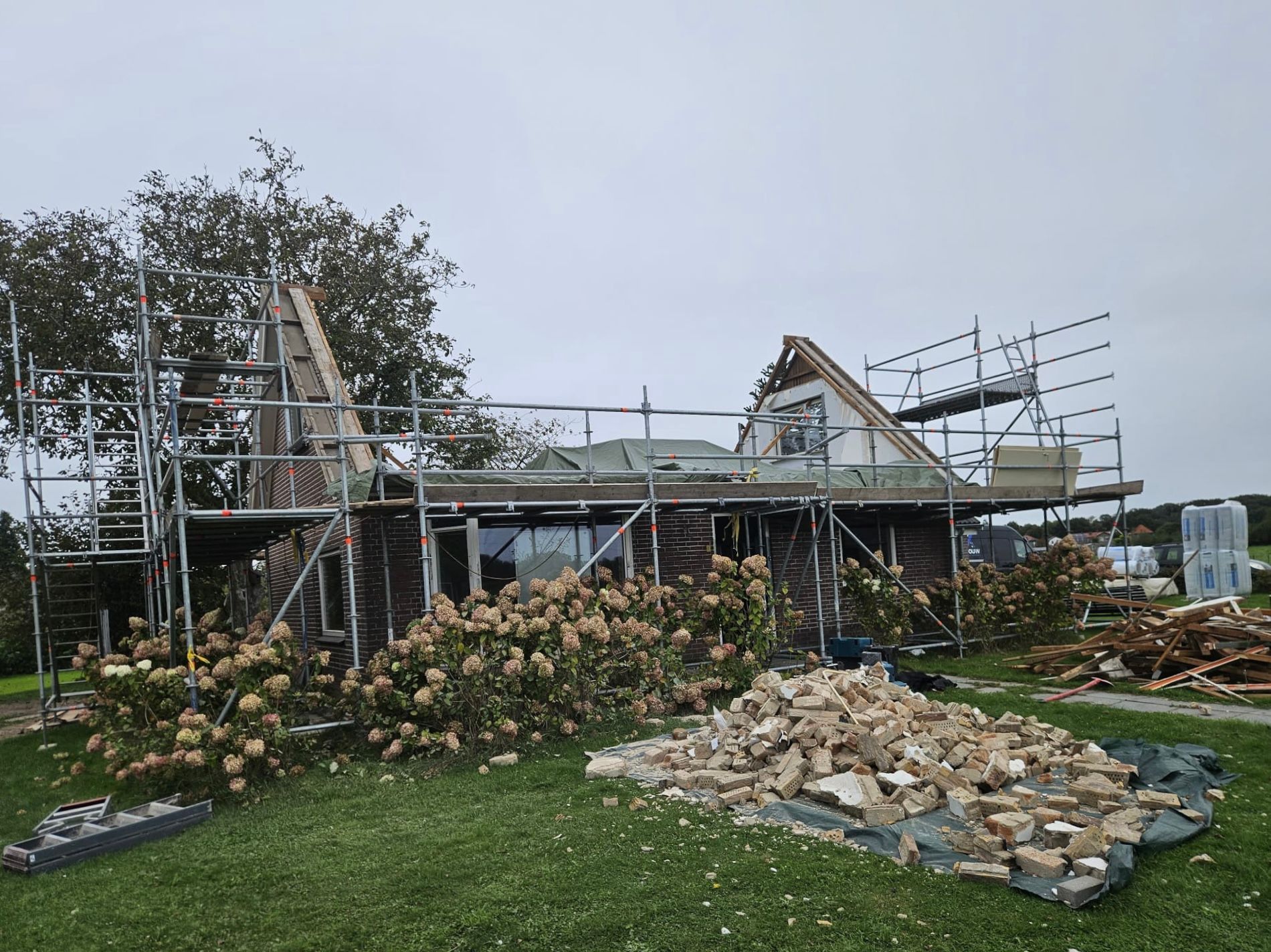 Woning onder constructie met stalen werkframe. Woningbouw en dakwerk in voorbereiding.