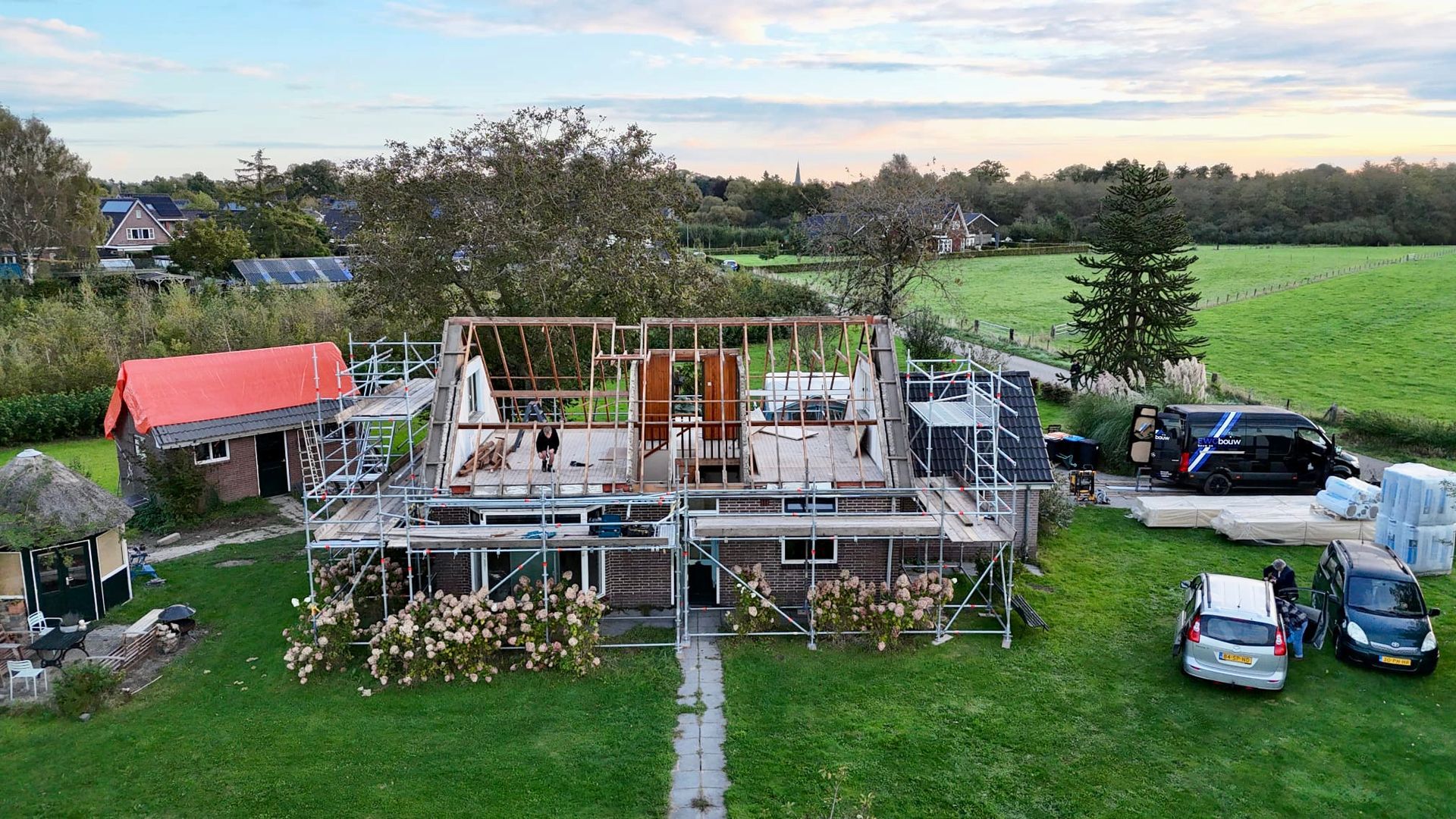 Luchtfoto woning in renovatie met staalconstructie. Woningverbouwing en bouwsteiger werk.