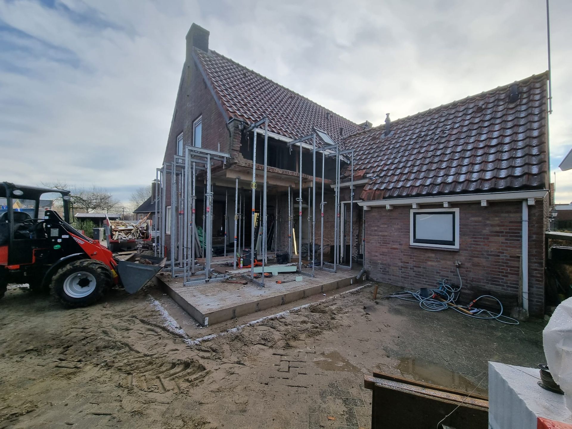 Staalconstructie aanbouw tijdens verbouwing van woning