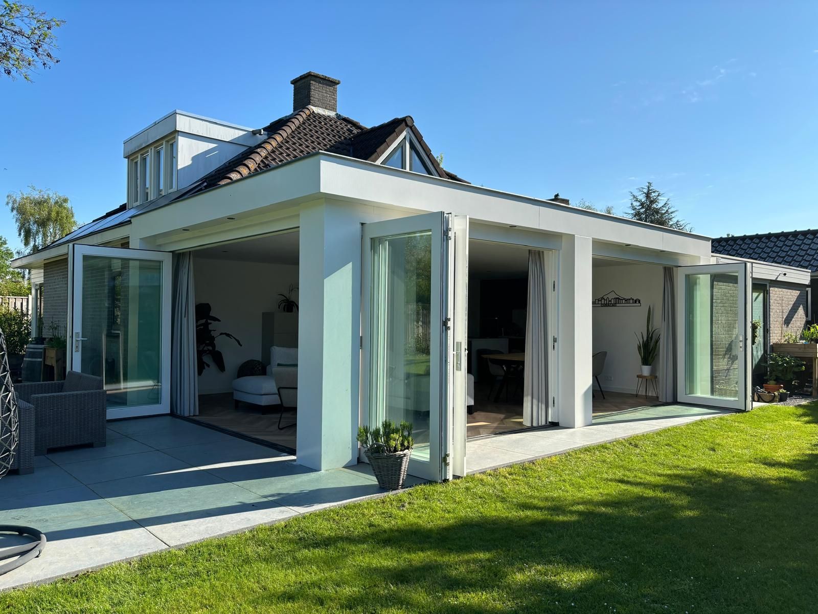 Aanbouw met grote glaspartijen aan woning