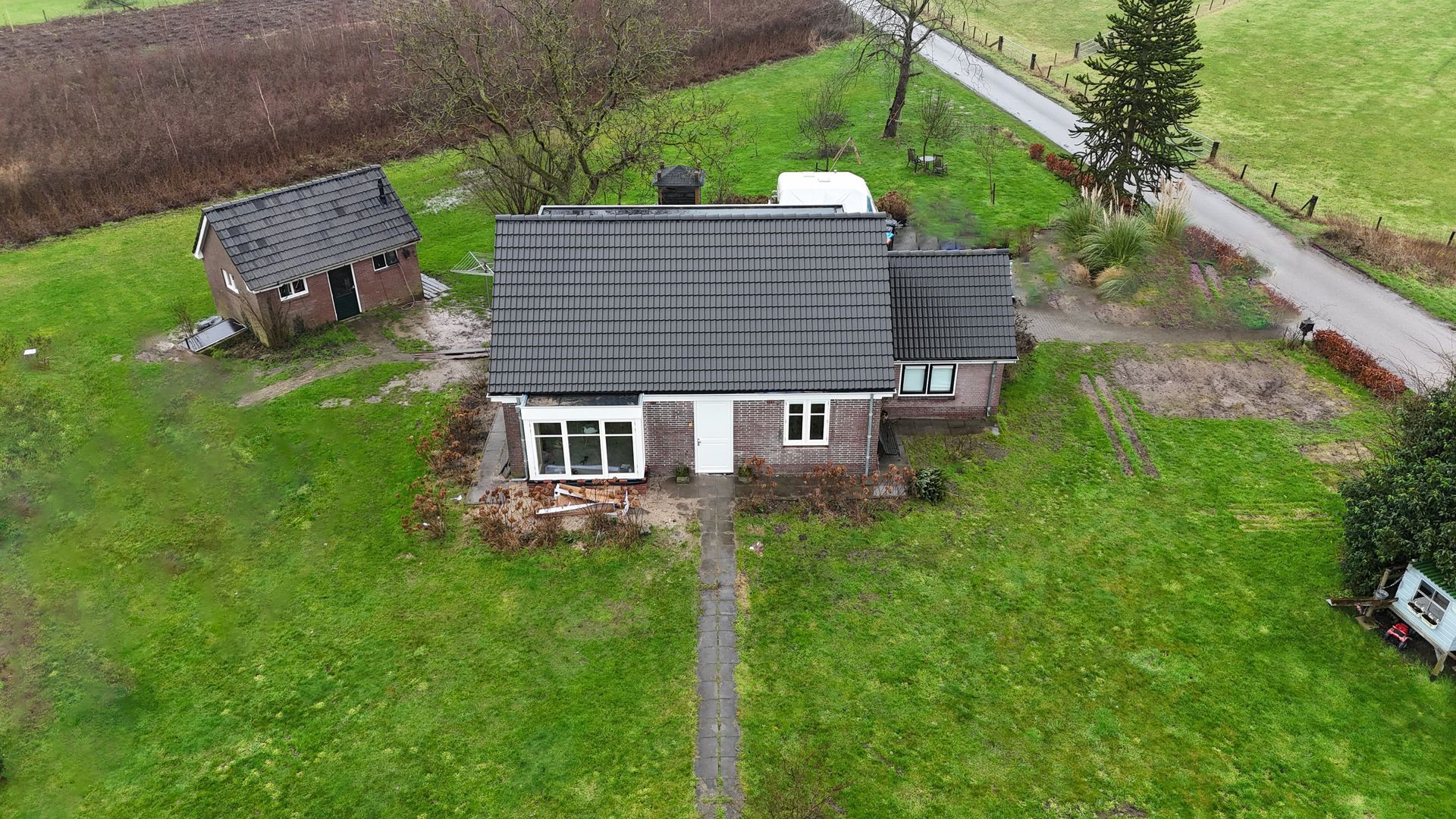Luchtfoto gerenoveerde woning door aannemer EWGB bouw