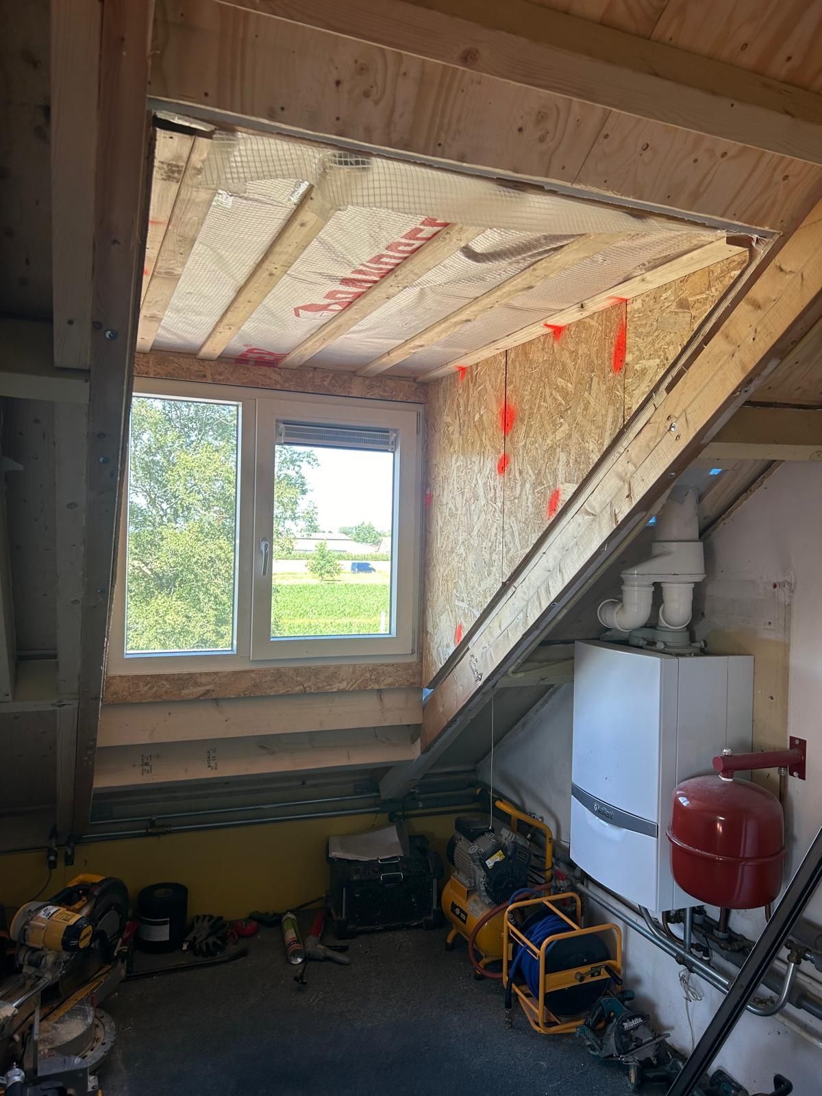 Plafond isolatie in constructie fase. Isolatieverbouwing en renovatie plafond.