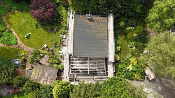 Renovatie woning. Tuin en huis achteraanzicht. 