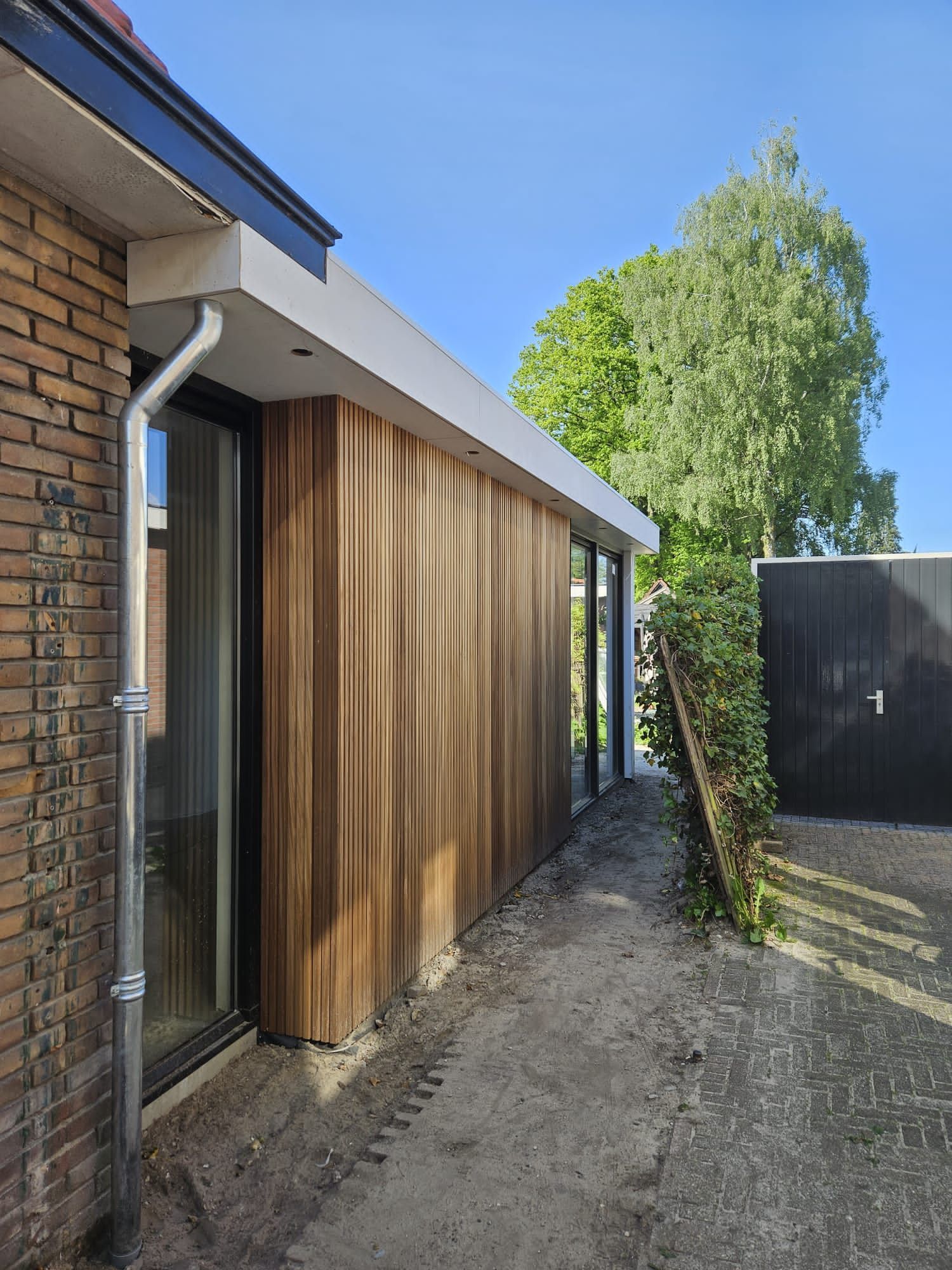 Gerenoveerde moderne aanbouw. Houten detail woning.