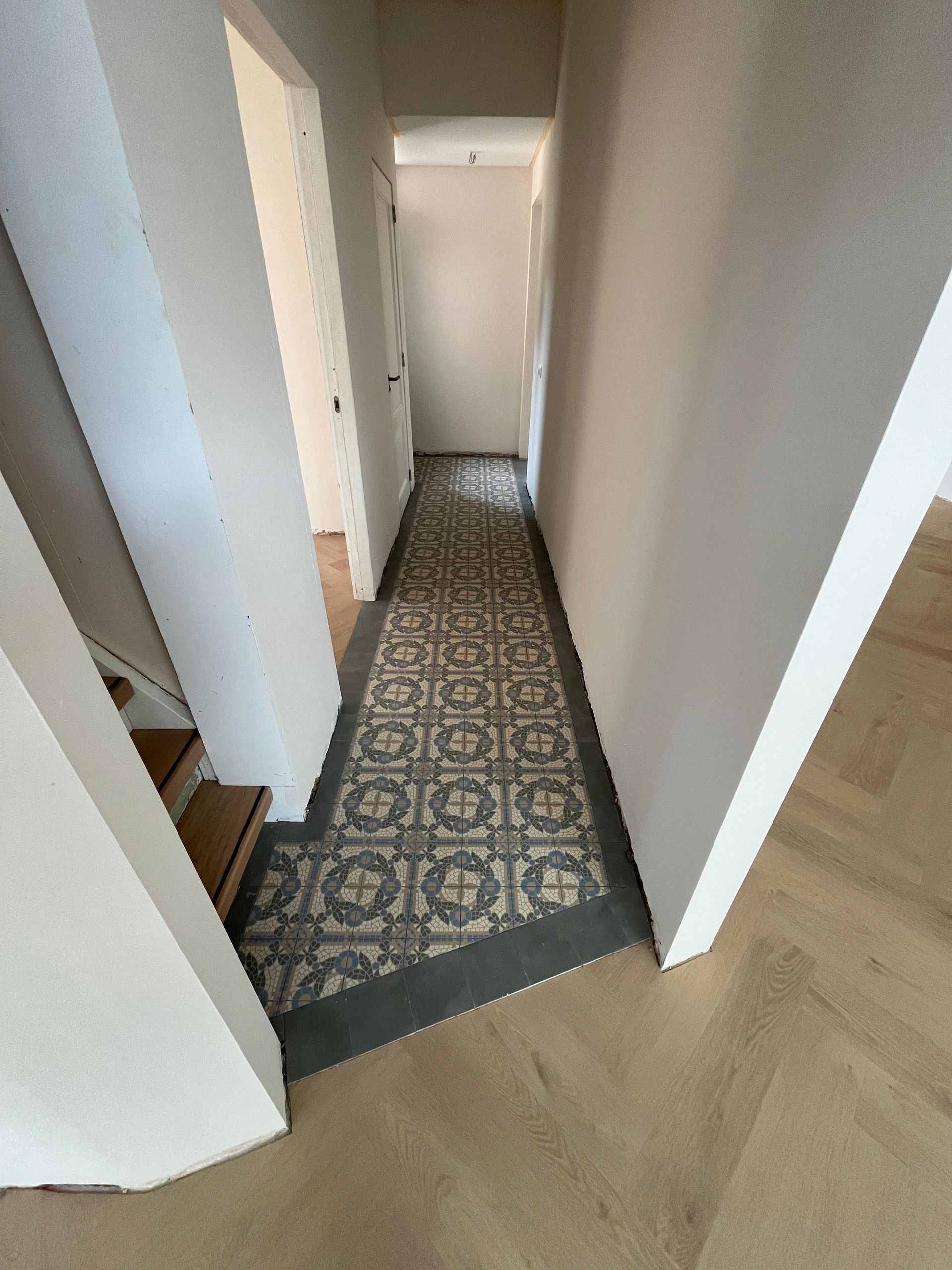 Interieur gang verbouwing. Woningverbouwing gangen deuren afwerking