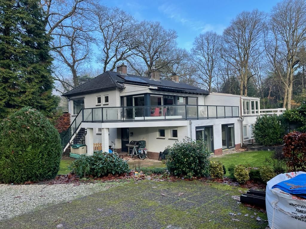 Witte moderne woning balkon terras. Twee verdiepingen uitbouw. Verbouwing renovatie.