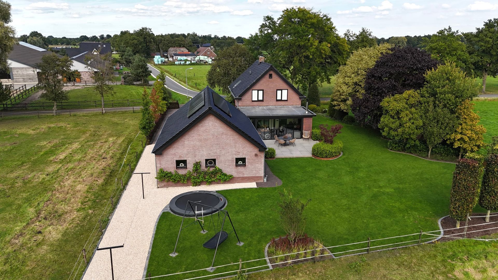 Gerenoveerde woning met aanbouw. Woningverbouwing en dakwerk.
