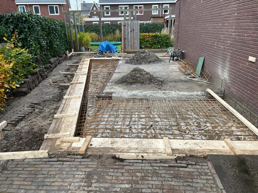 Tuin voorbereiding voor terraswerk met gewapend beton. Terraswerk en tuinrenovatie.