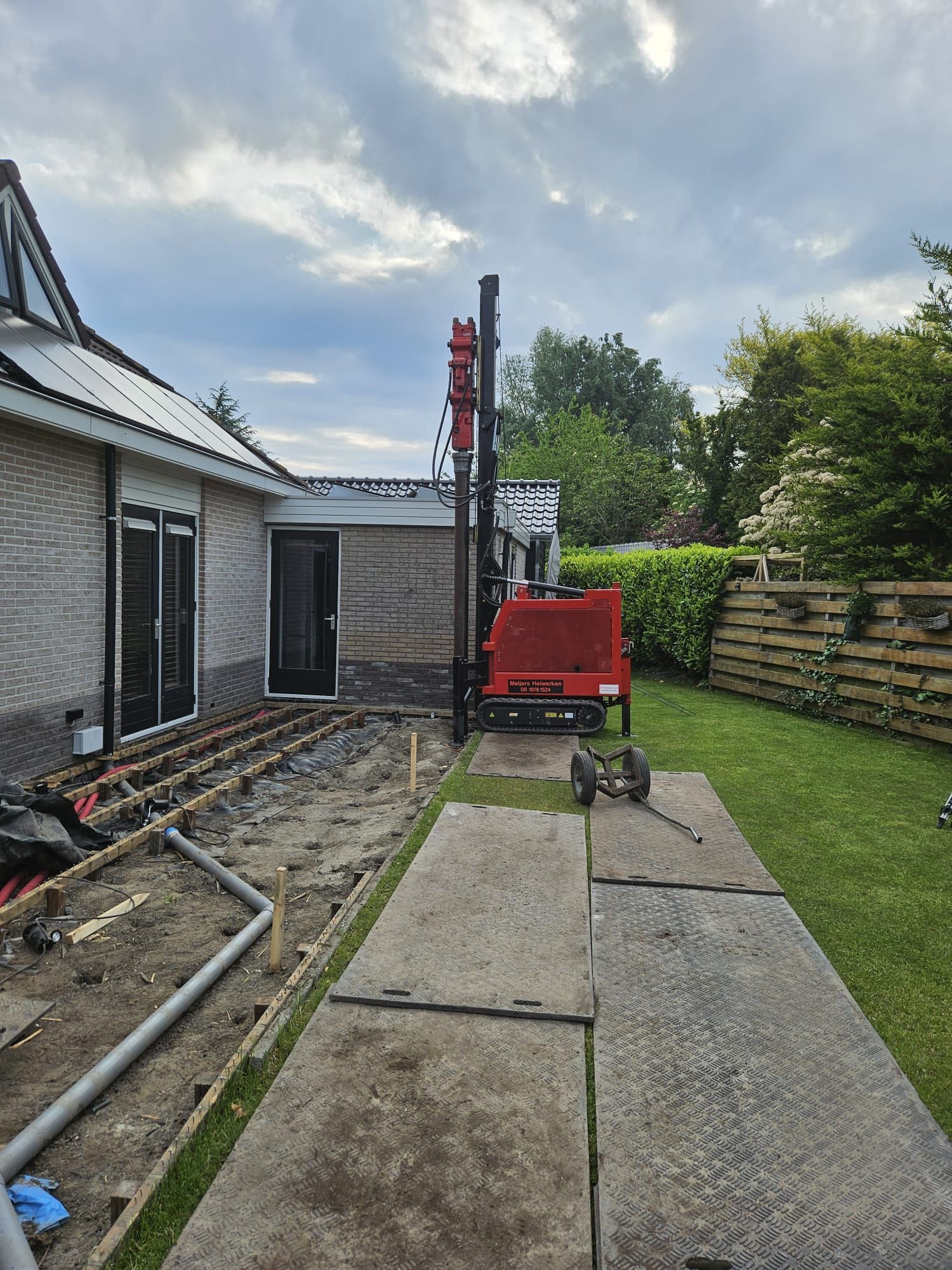 Heipaal tijdens funderingswerkzaamheden voor aanbouw