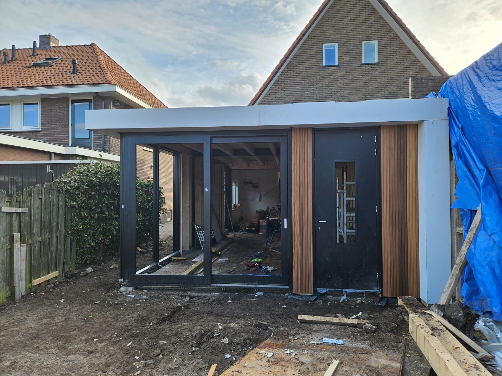 Modern architectuurdetail huis donker wit gevel. Bouwdetail moderne afwerking woningontwerp.