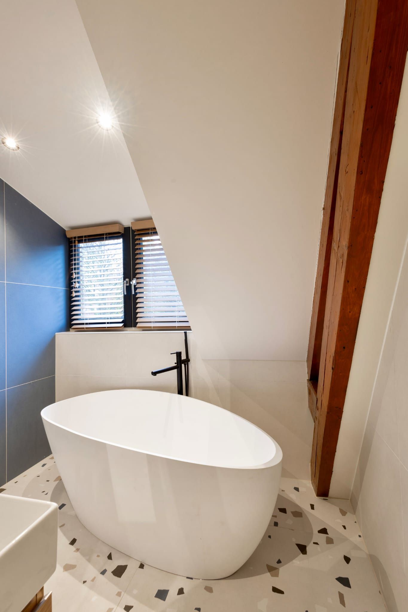 Moderne badkamer met bad