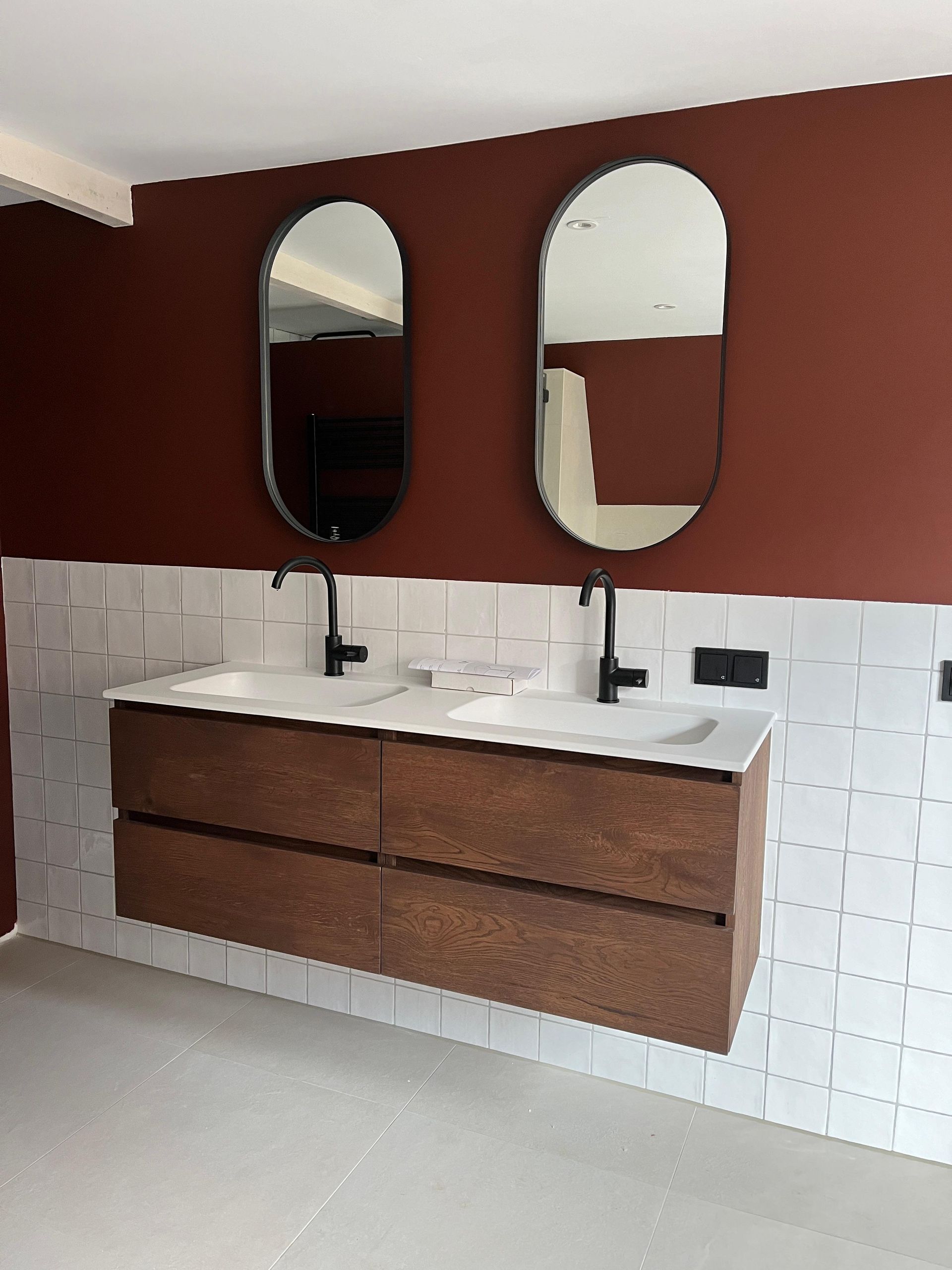 Badkamer gerenoveerd bruin interieur. Moderne badkamerrenovatie spiegels