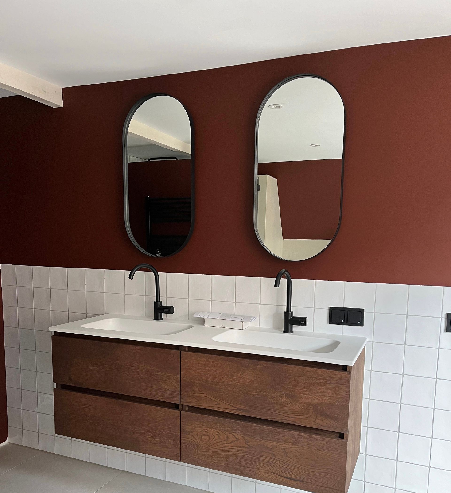 Badkamerrenovatie donkere wand. Woningverbouwing badkamer spiegels ontwerp