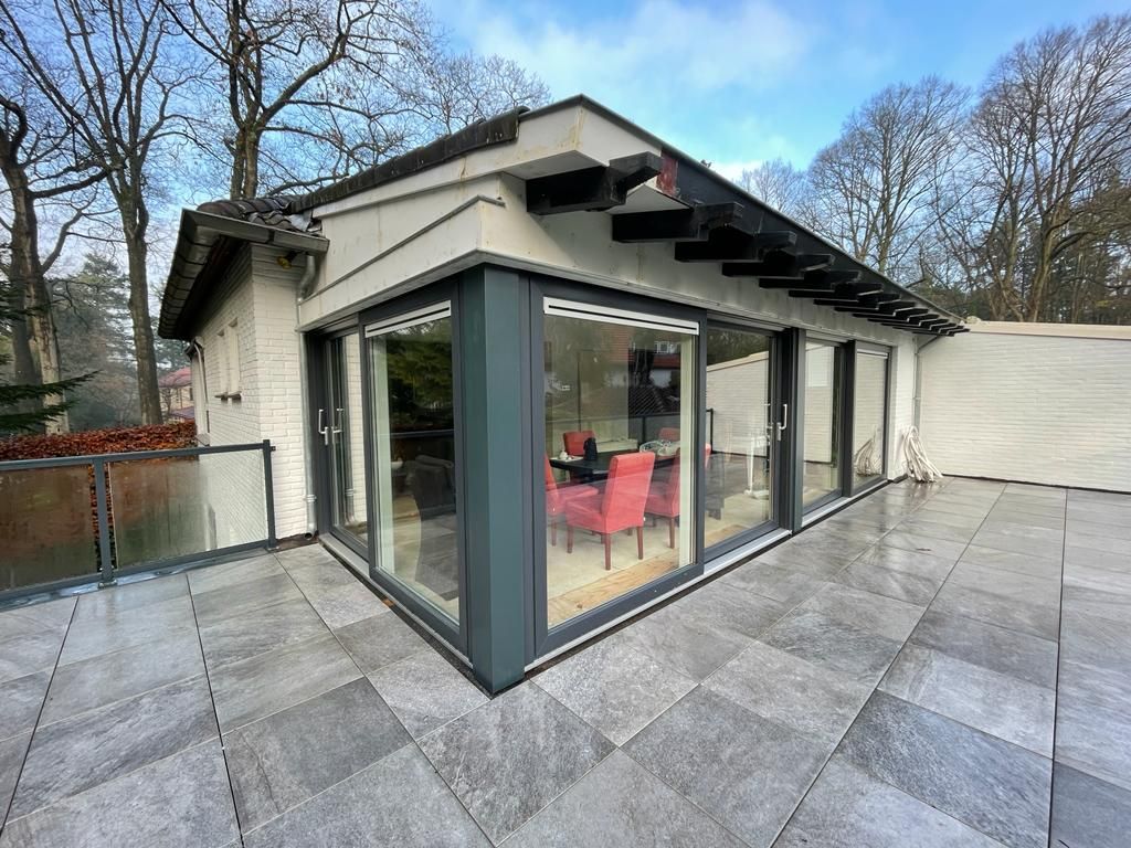 woning met groot glazen aanbouw. verbouwing en aanbouw.
