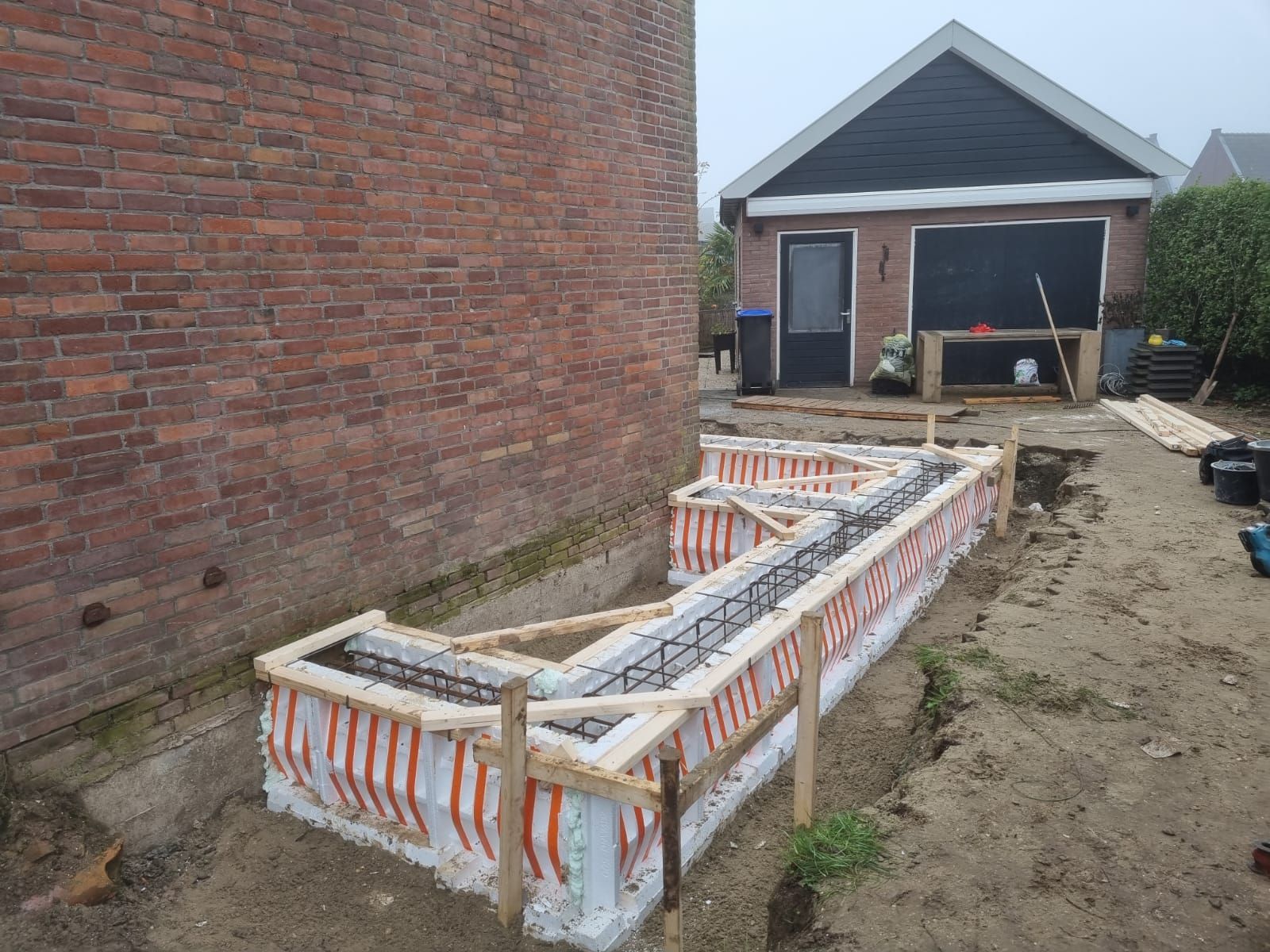 Fundering in aanbouw voor uitbouw woning 