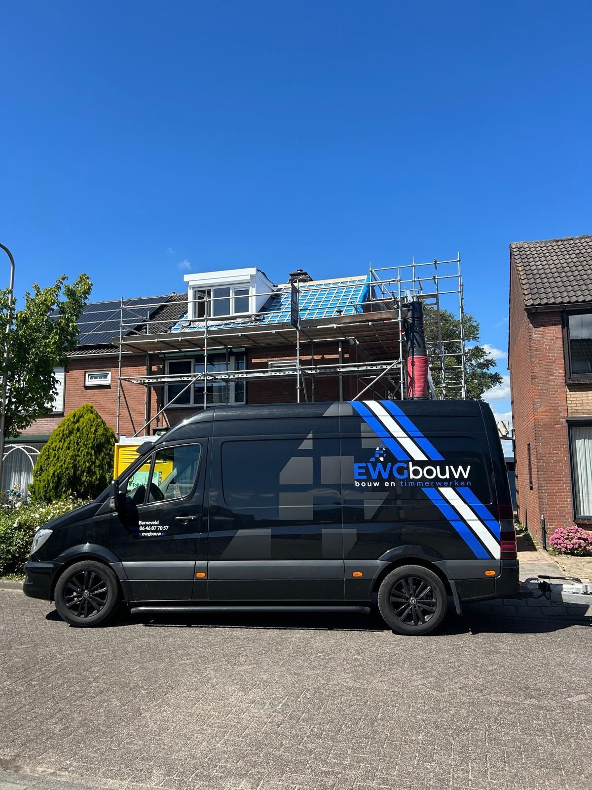 Dak in constructie met dakvenster. Dakverbouwing en renovatie met ramen.