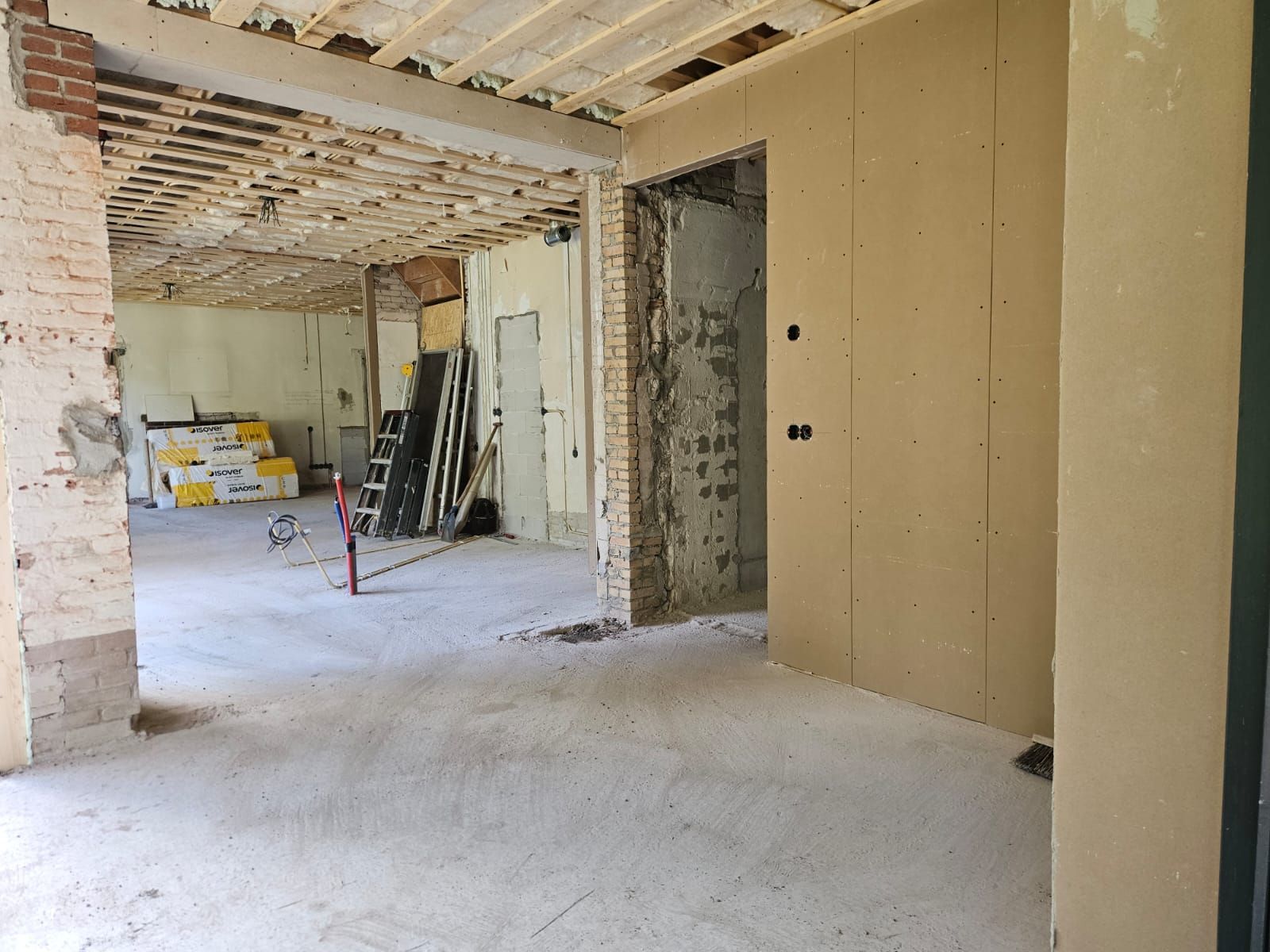 Interieur woning renovatie. Gipsblokken afwerking en deuren. Inbouwwerk bij verbouwing.