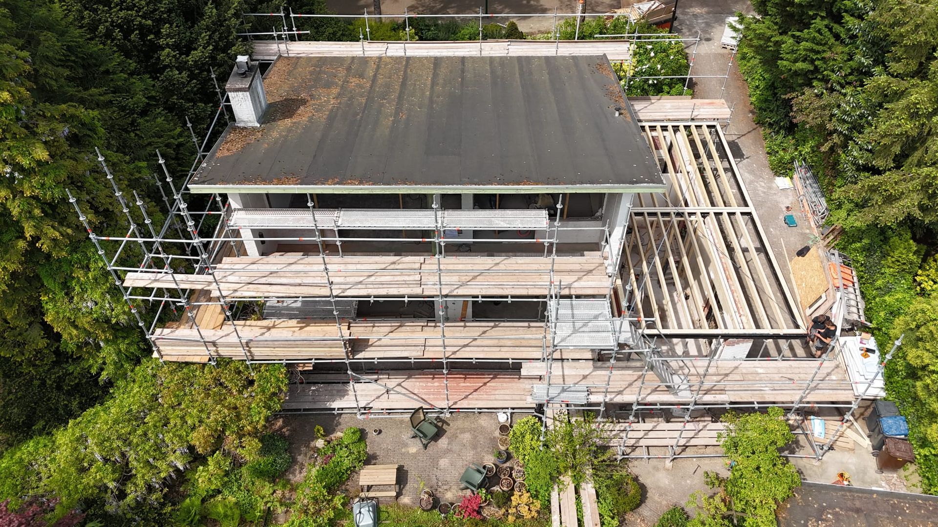 Luchtfoto grote bouwplaats steiger. Constructie woning verbouwing
