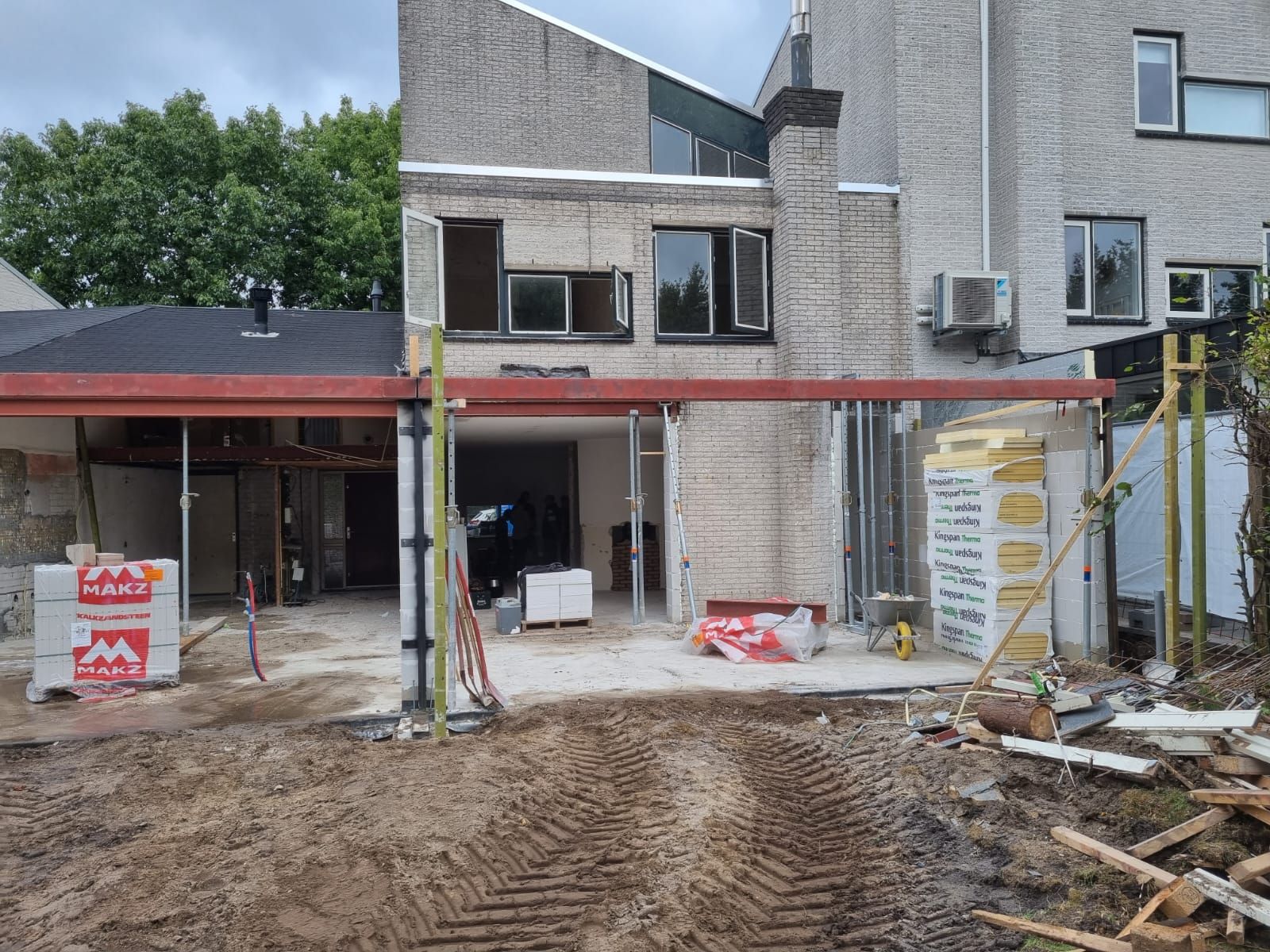 Woningverbouwing voorgevel met steiger - huisrenovatie aannemer