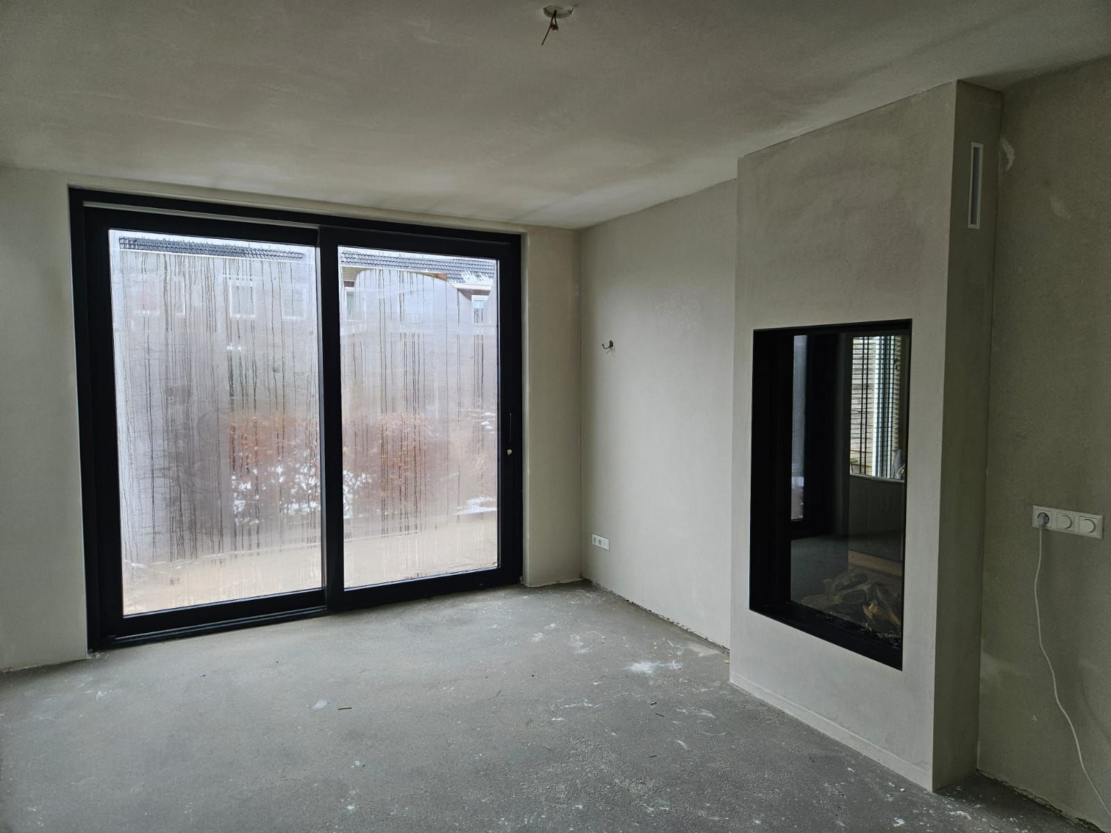 Moderne kamer met grote schuifdeuren glas. Woningverbouwing en aanbouwwerk afgewerkt.