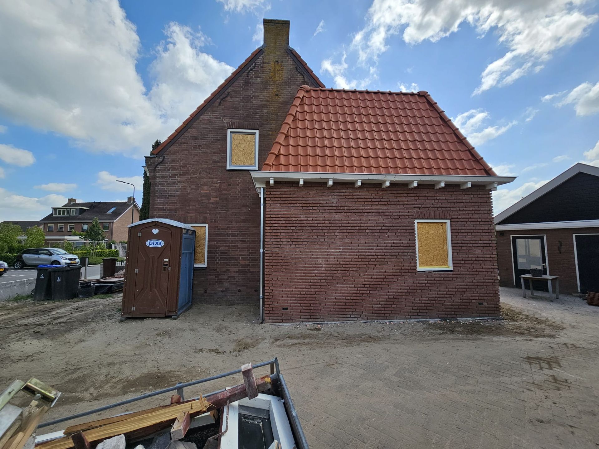 Huis dakvenster dakpannen. Verbouwing woning voorkant.