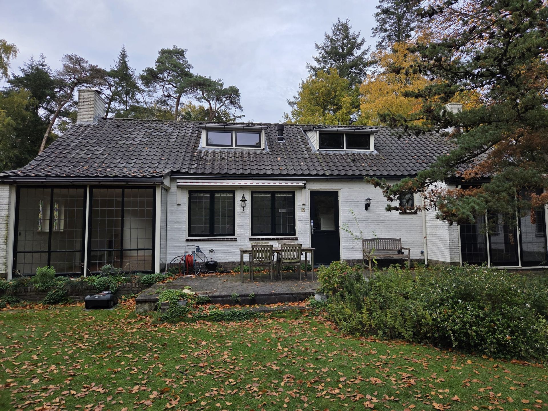 Witte woning verbouwing gereed. Zwarte ramen terras afgewerkt. Renovatie interieur.