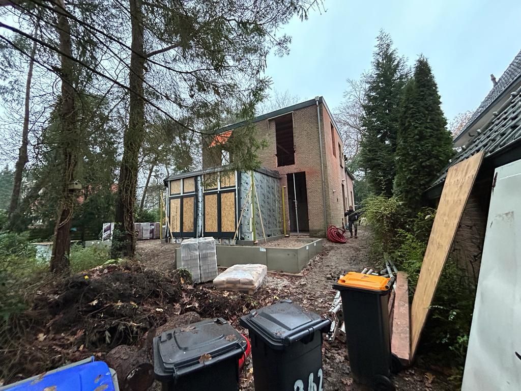 Achtertuin aanbouw in aanbouw fase. Woonuitbreiding verbouwing project.