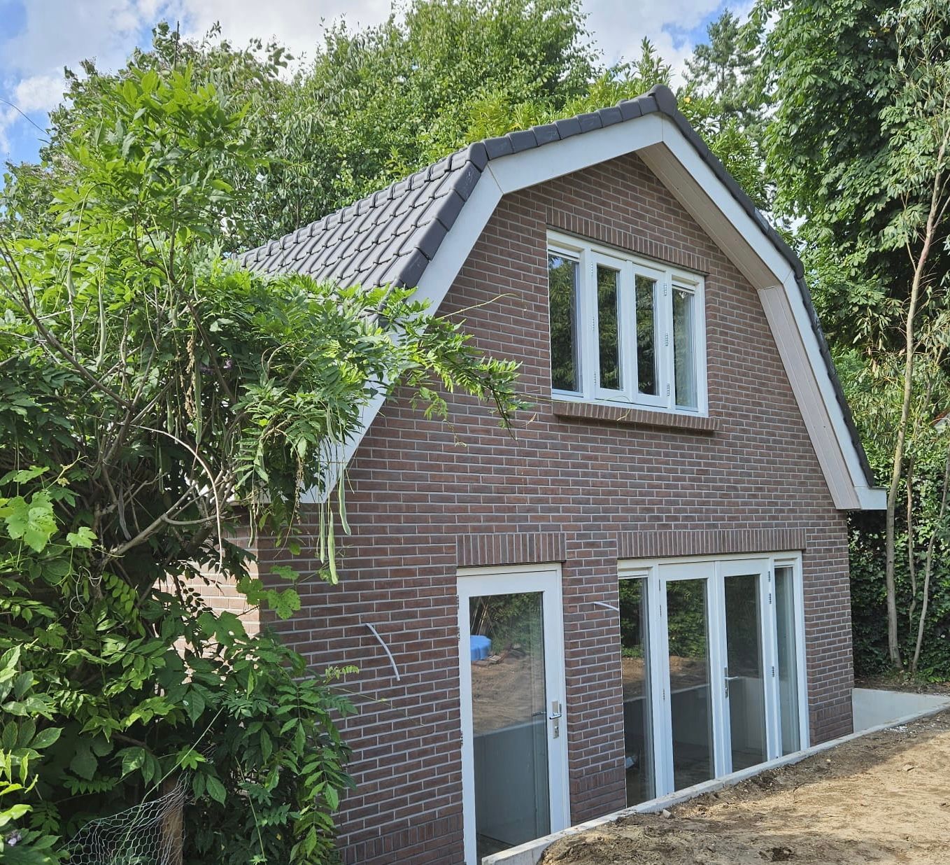 Afgewerkt nieuwbouw bijgebouw in tuin
