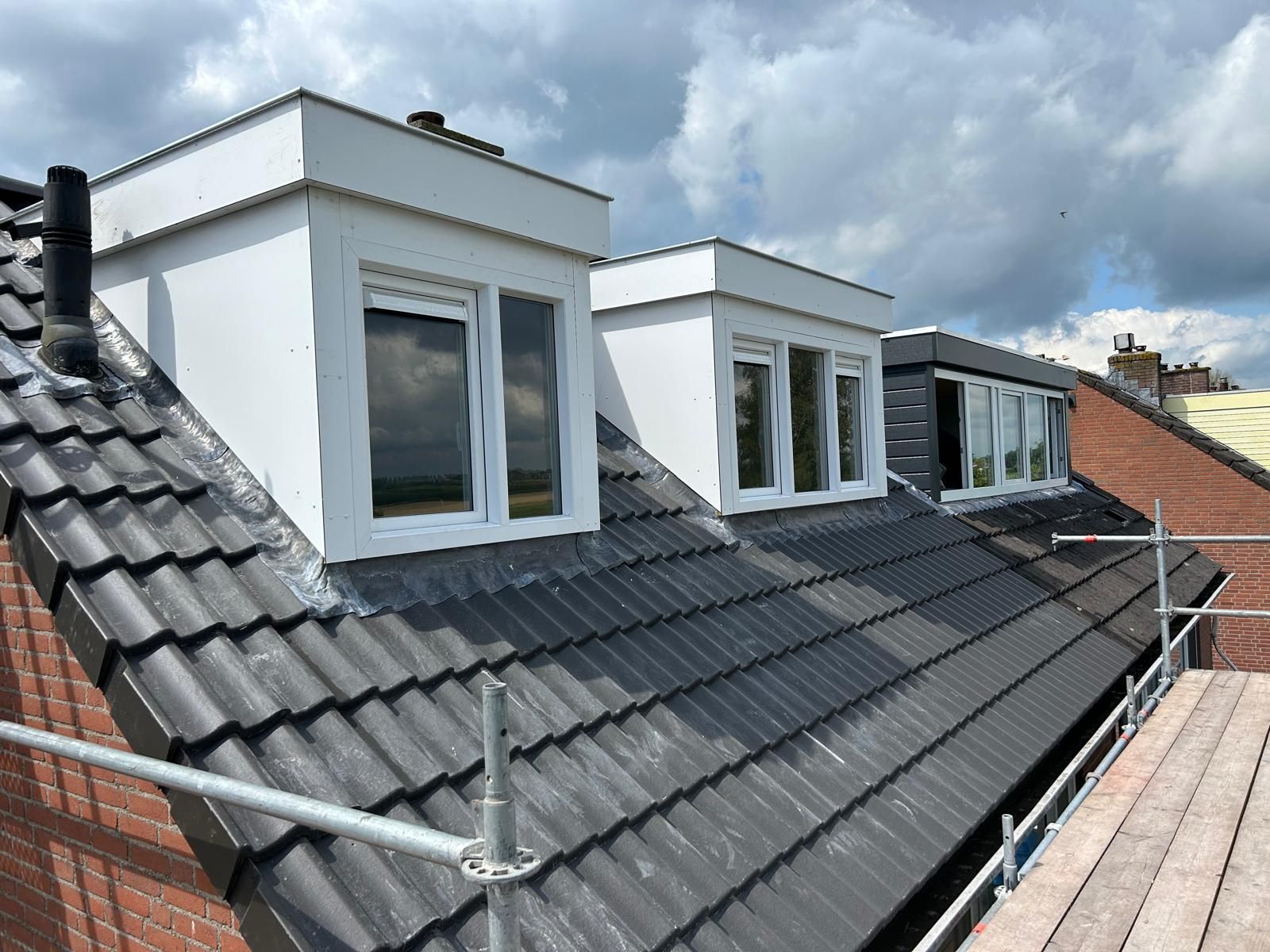 Dakvensters op dak met pannen. Dakramen verbouwing en renovatie.