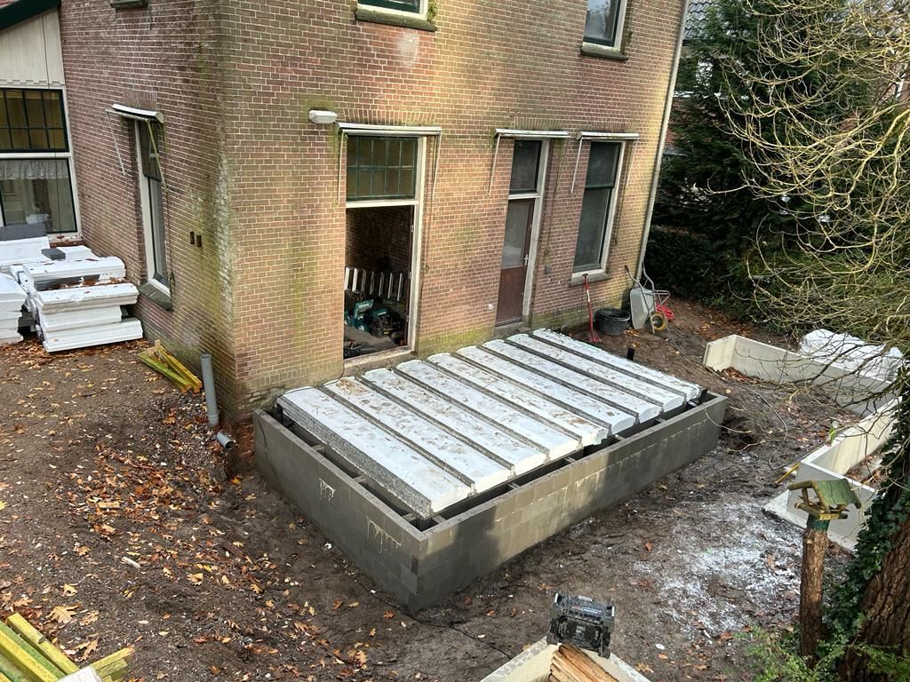 Woning fundering voorbereiding. Aannemer verbouwing uitbouw voorbereiding.