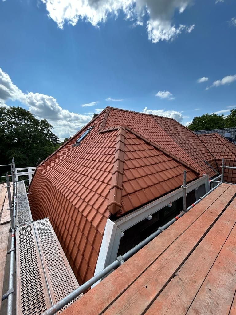 Rode dak pannen en blauwe lucht. Dakbedekking detail op woning
