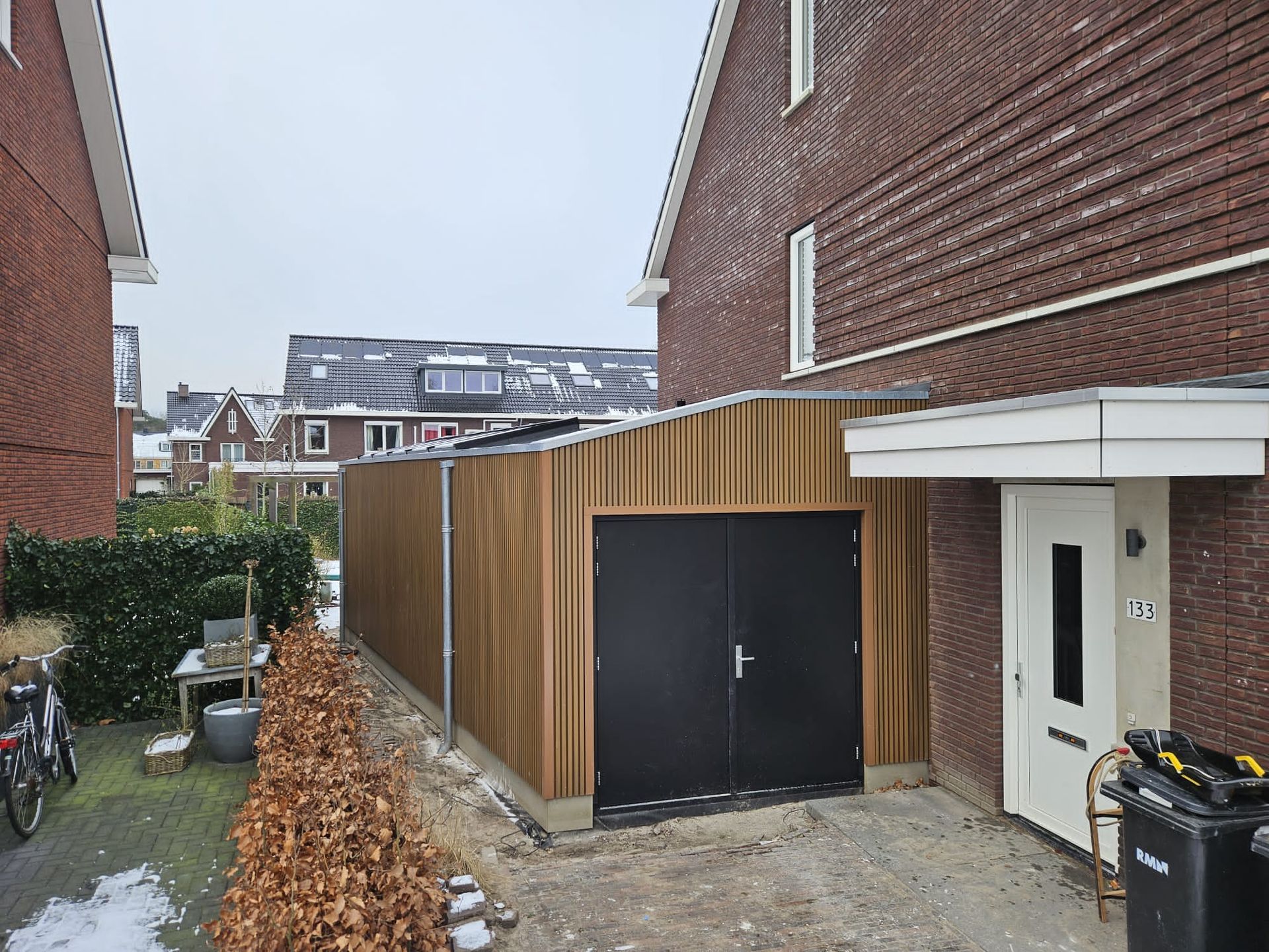 Moderne aanbouw houten gevel deur. Gerenoveerde terrasontwerp verbouwing.