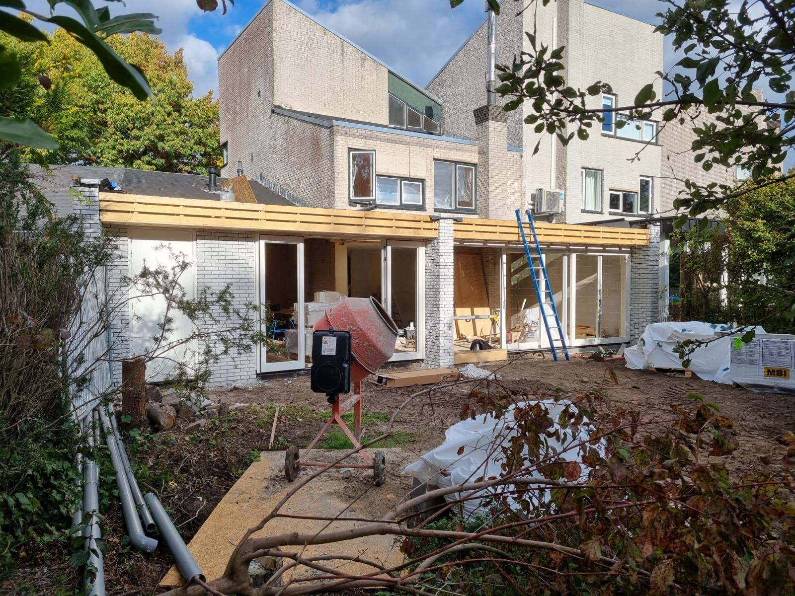 Achtergevel huis verbouwing met houten constructie - uitbouw renovatie
