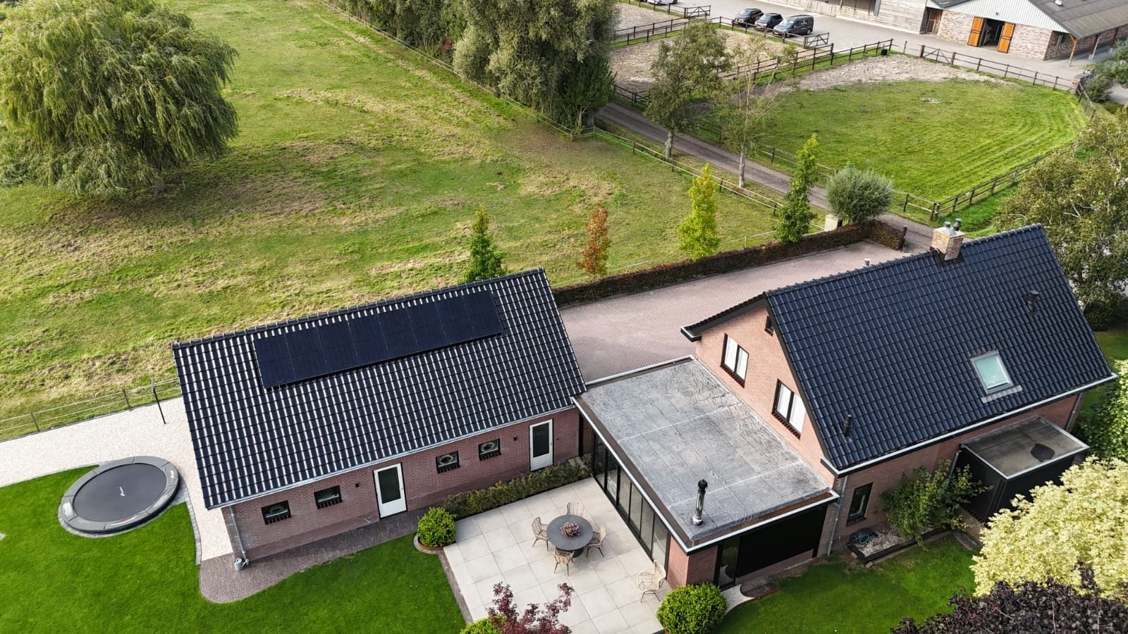 Twee moderne gerenoveerde woningen. Dakwerk en woningrenovatie.
