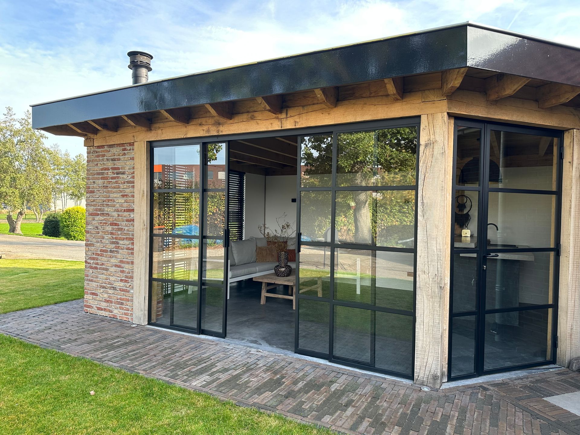 Tuinhuisje schuifdeuren en ramen. Moderne aanbouw gerenoveerde verbouwing.